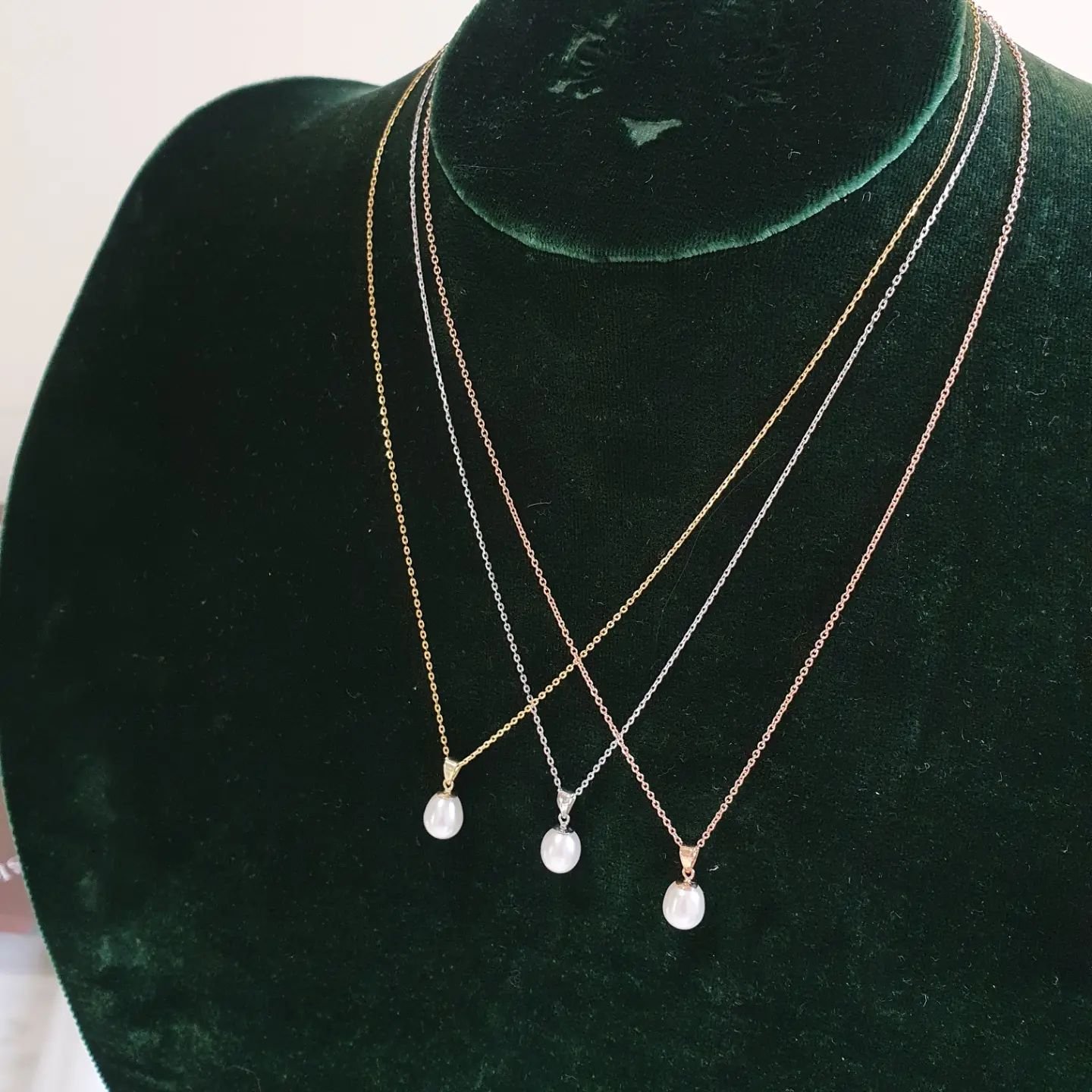 MOTHERS DAY 💐

Pieces available now

Petite Pearl Drop Necklace in solid yellow, white and rose gold (only one of each available) 

Solid gold.  Not plated. Freshwater Pearl drop 

$390 each x 

So delicate and feminine and pretty 🤍