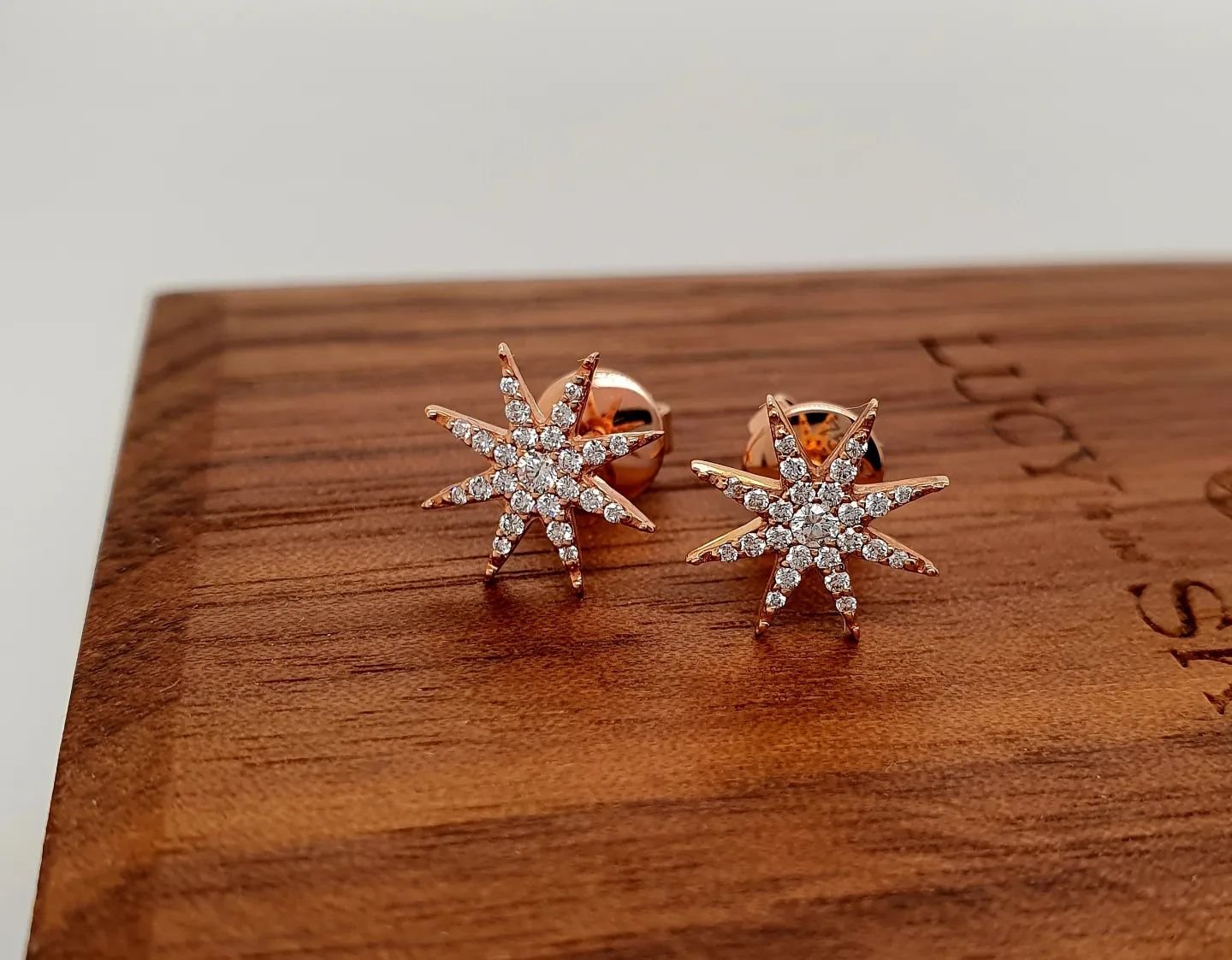 ASTRAEUS STAR Stud Earrings 

18ct Rose Gold with 
0.20 carats of Natural diamonds G colour VS Clarity 
In this super pretty star design 

Were $1650. 
Need to move so selling for $1100! ✨️

Available now and on my website under earrings x
