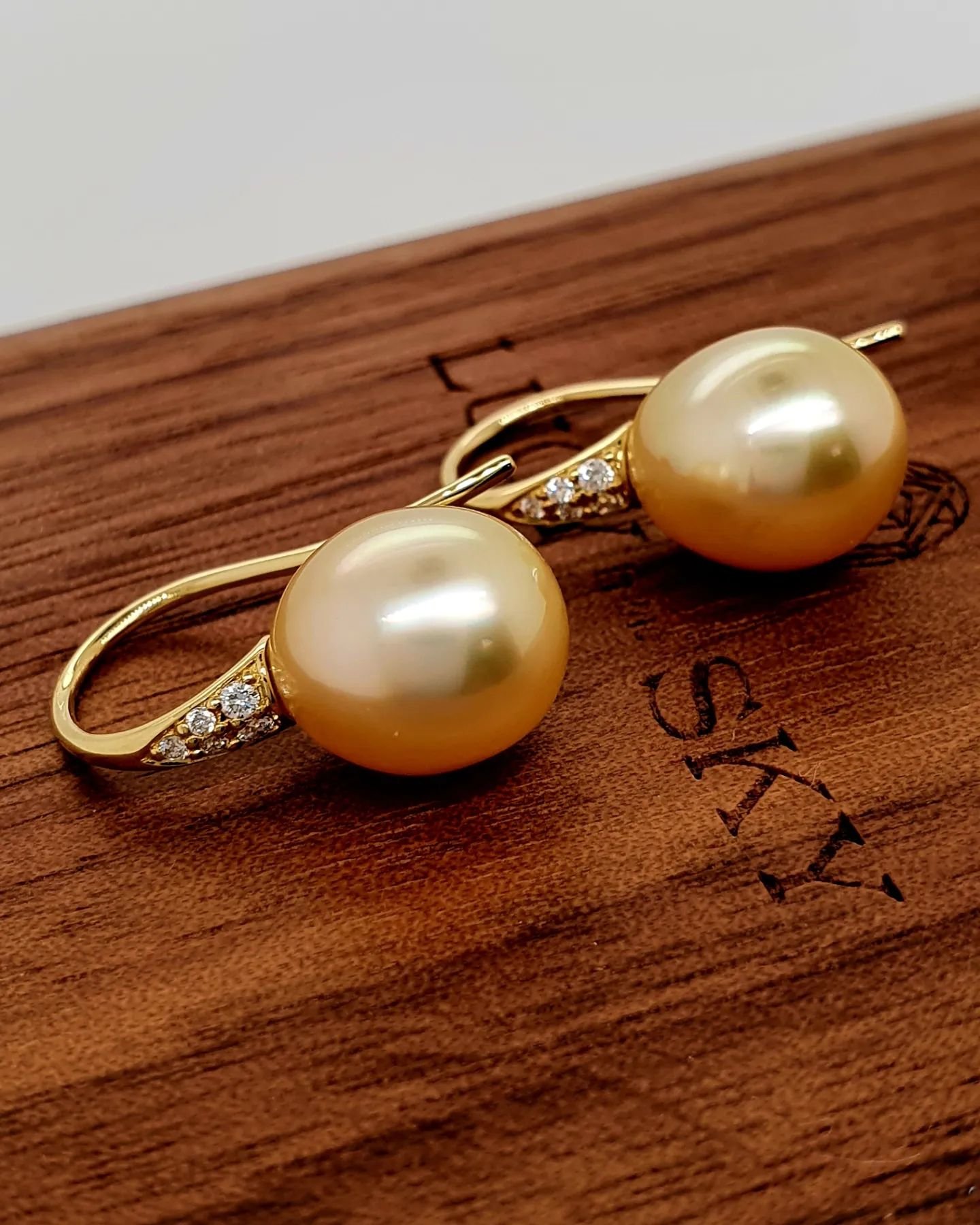 Super duper luscious Golden Pearls and diamonds set in 18ct yellow gold French hooks. 

Come with certificate 

Soooo nice!

Were $2000. 

Now $1700. You're welcome x 💛