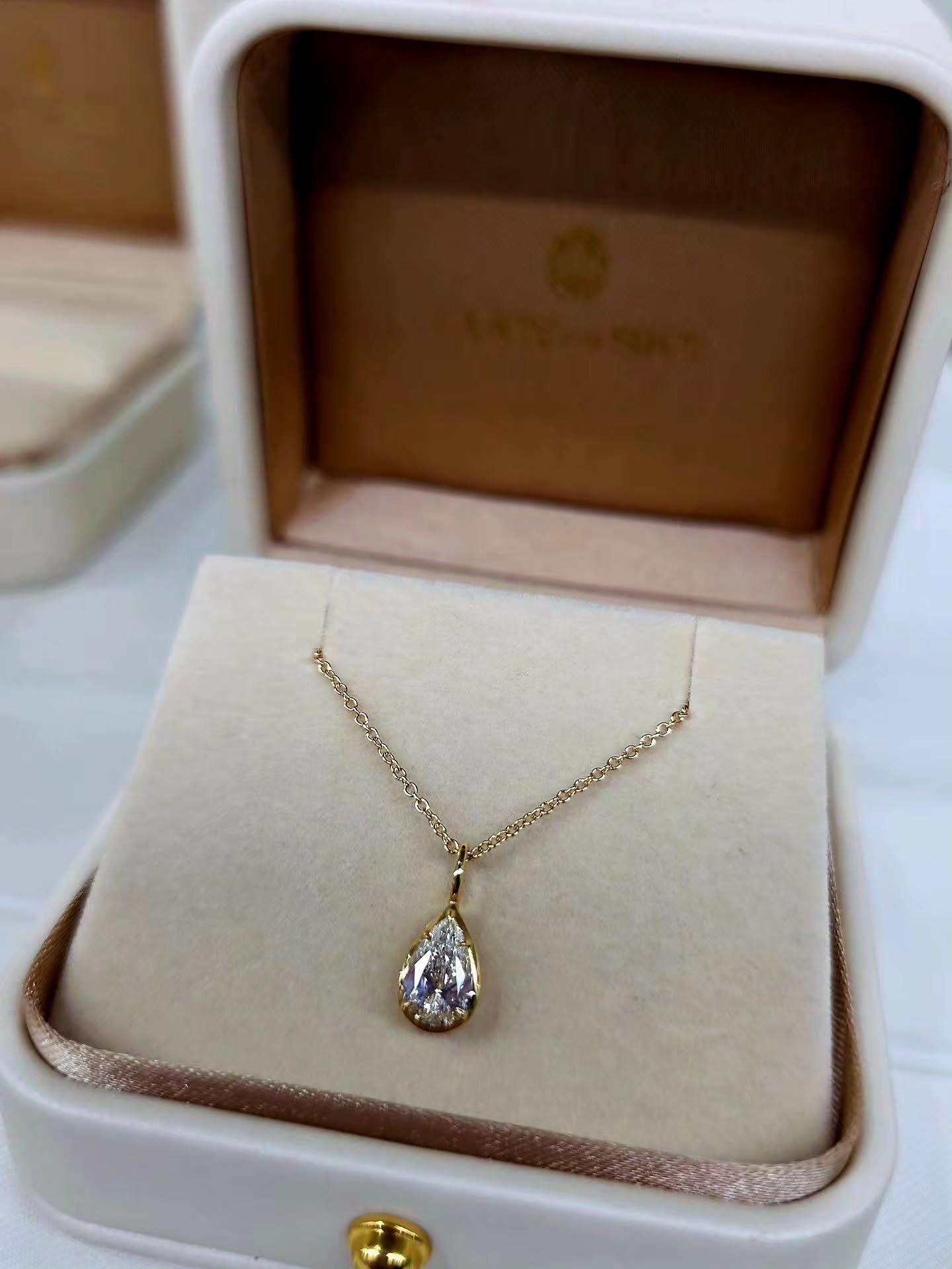 A timeless beauty ✨️ 

Natural Pearshape Diamond Pendant