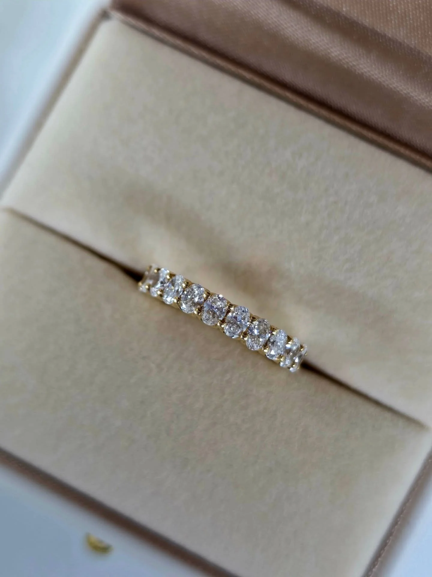 Oval diamond eternity band in 18ct yellow gold with special scalloped design side profile and claws 🪭