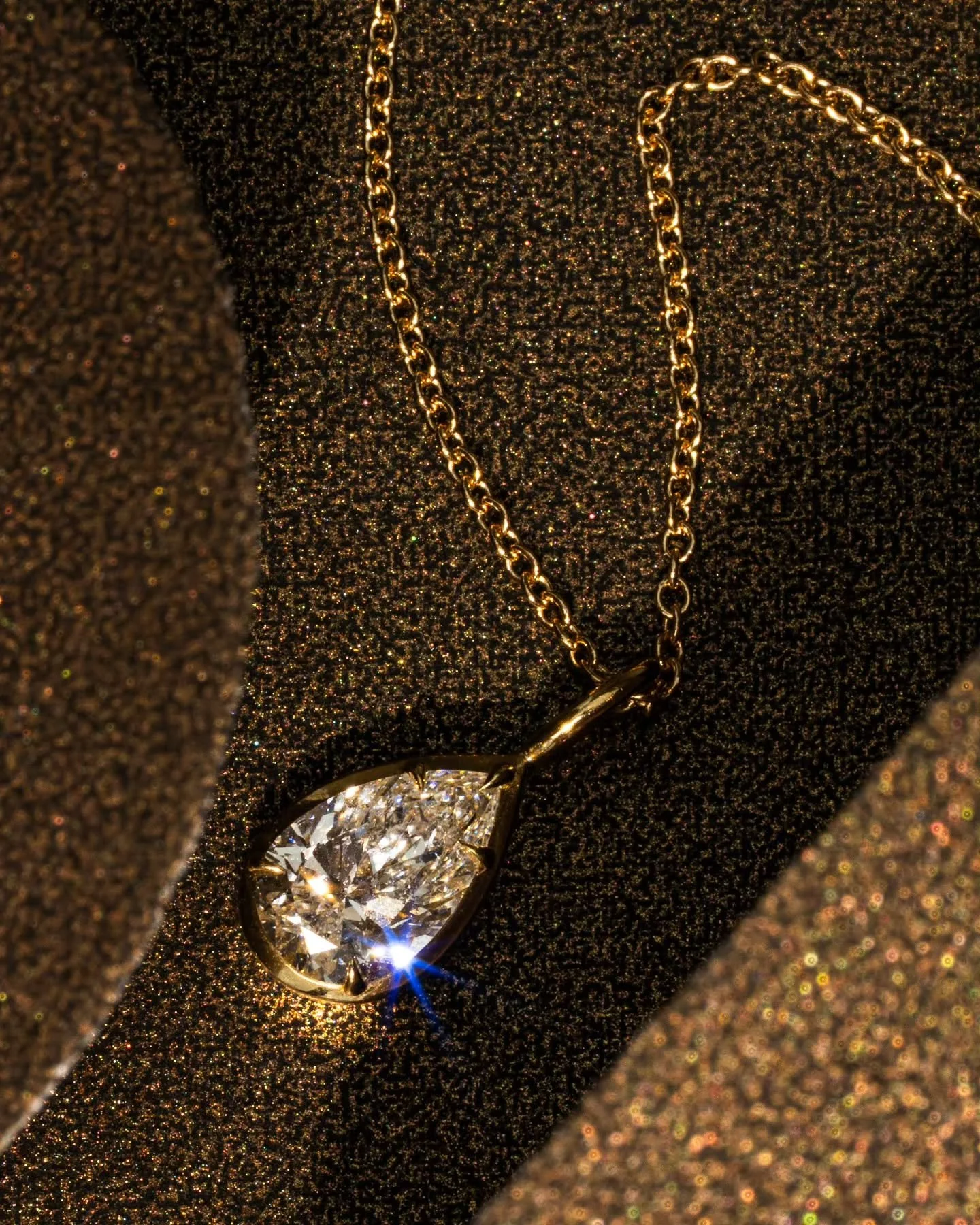 Natural Pear Shape Diamond Pendant crafted in 18ct Yellow Gold 💛 ❤️&zwj;🔥

Thankyou for capturing @sunboundstudio