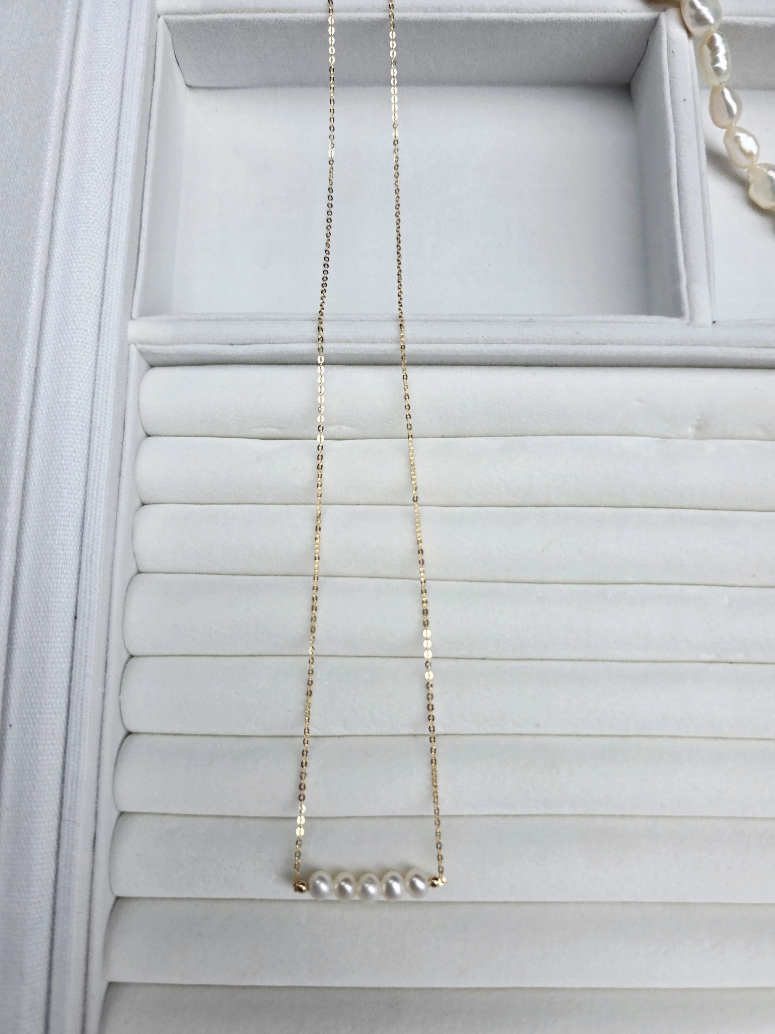 Delicate 5 x pearls on 14 carat yellow gold chain