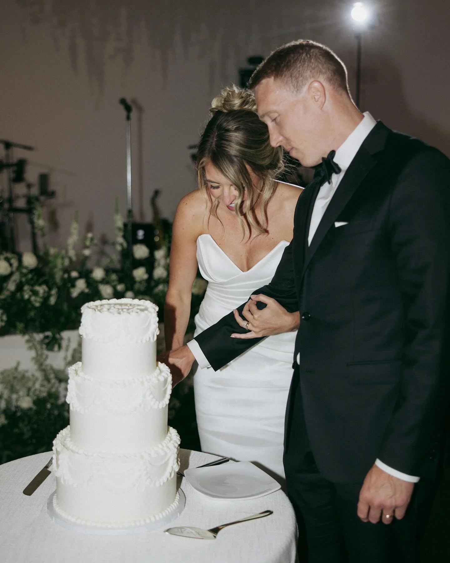 Let&rsquo;s talk about cake!

I still love a traditional cake cutting moment! Many of my clients added tiers this year and I&rsquo;m here for it. Once your done cutting, serve it to your head table/family tables, or box it up and enjoy it the next fe
