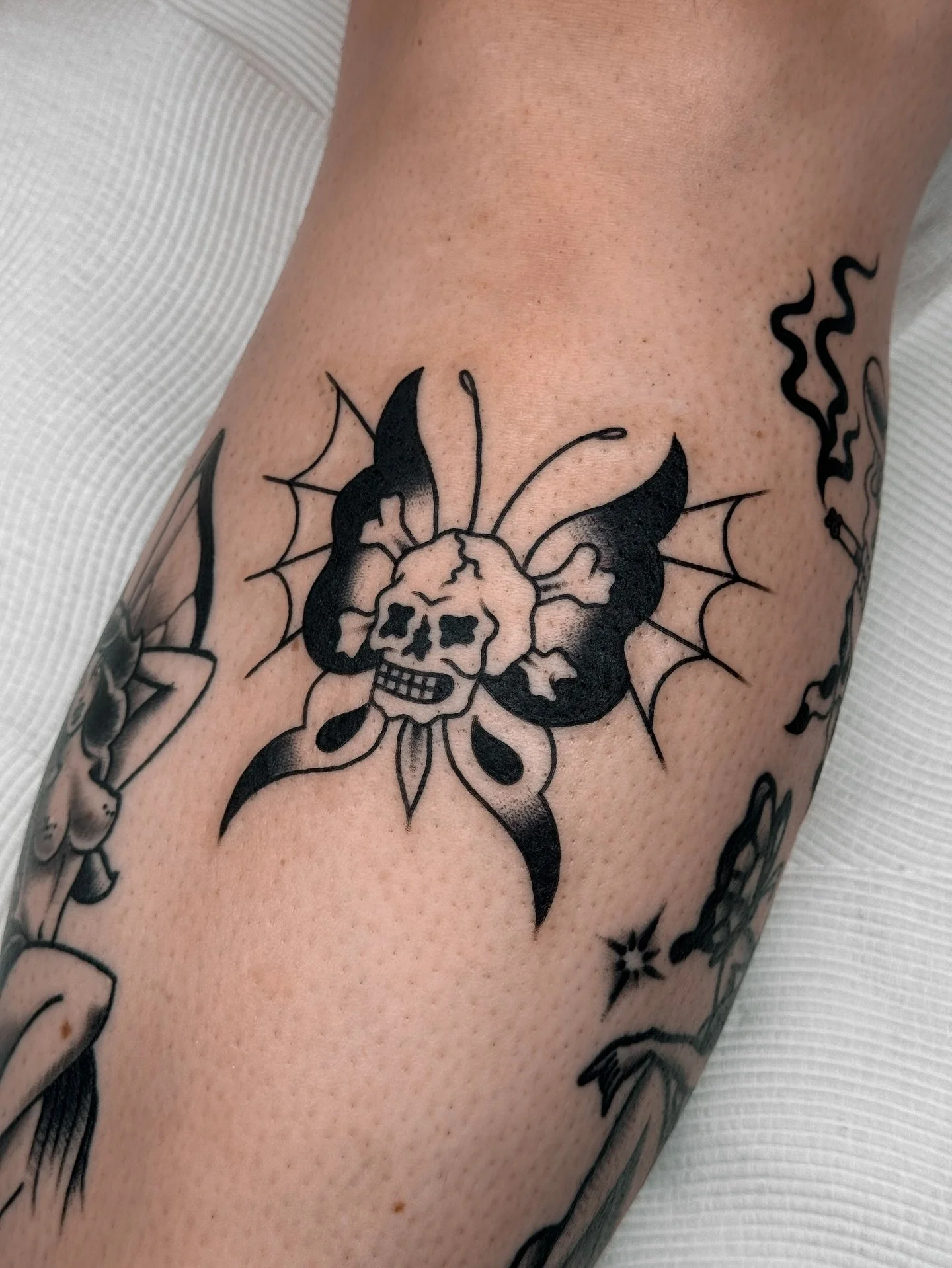Coupla skulls for Bonnie 💘
.
.
.
.
.
.
.
.
.
.
#traditional #traditionalart #traditionaltattooing #tradtattoos #tradworkers #blackworkers #blackandgrey #blackwork #blackworktattoo #blacktattoo #skulltattoo #daggertattoo #forearmtattoos #forearmtatto