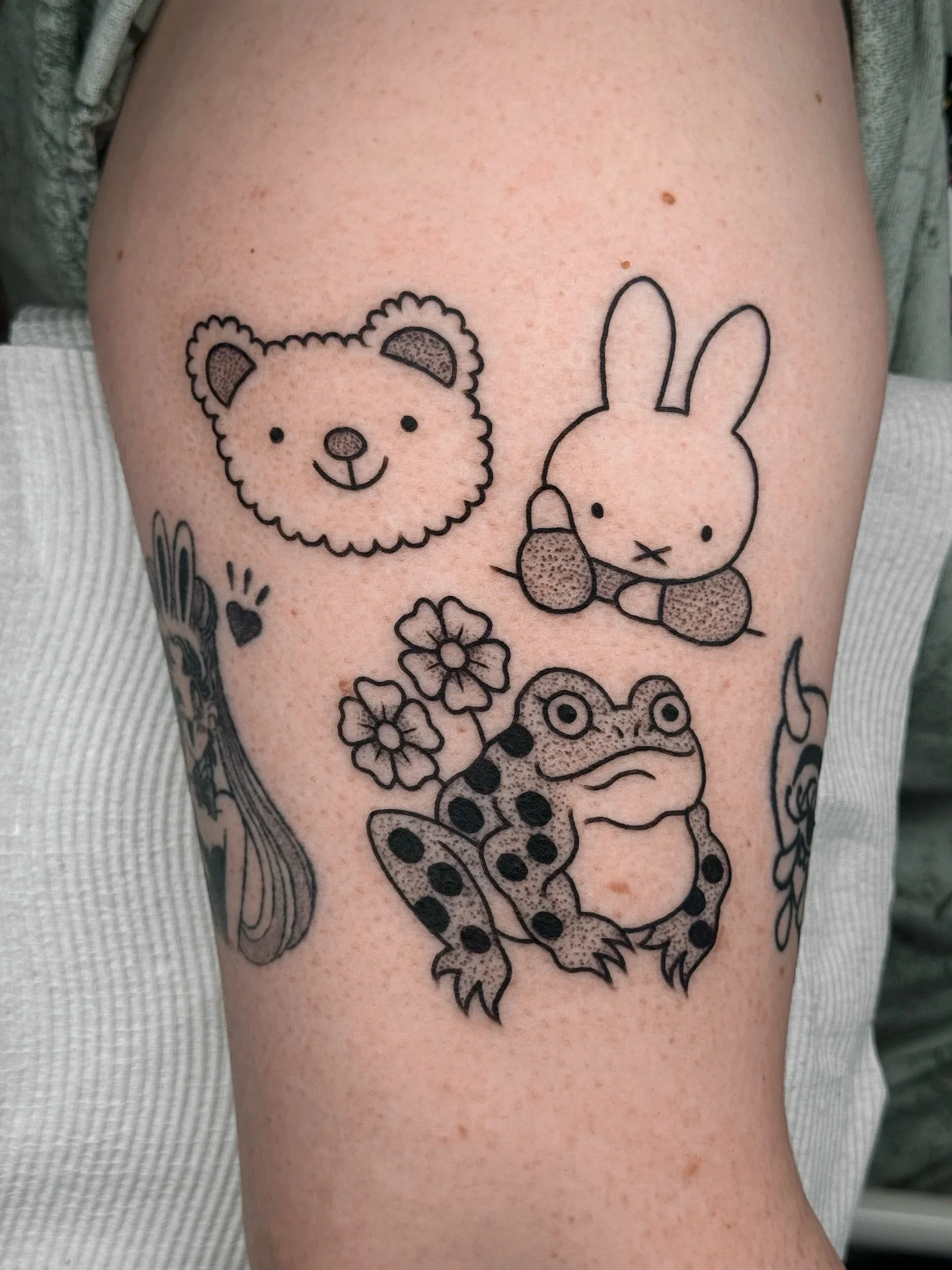 Mini Flash special for Sophie 💘
.
.⁠
.⁠
.⁠
.⁠
.⁠
#traditionaltattoo #americantraditional #tradtattoos #oldworkers #oldeworkers #tradworkers #brighttattoo #eternalink #americantraditionaltattoo #bright_and_bold #boldwillhold #tttism #flashworkers #bl