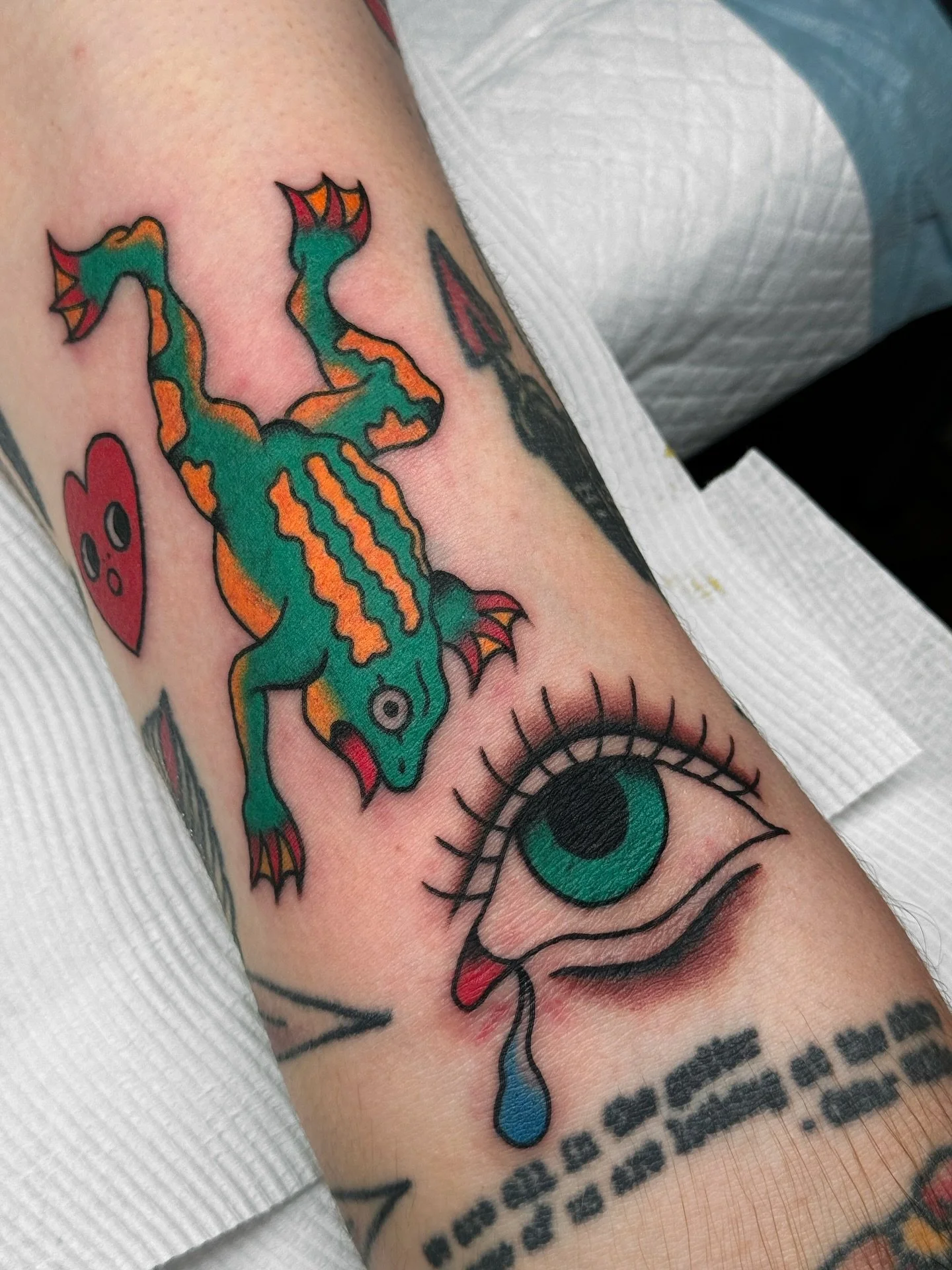Some colour for Rhys 💘
.⁠
.⁠
.⁠
.⁠
.⁠
.⁠
#traditionaltattoo #colourtattoo #americantraditional #tradtattoos #oldworkers #oldeworkers #tradworkers #brighttattoo #eternalink #americantraditionaltattoo #bright_and_bold #boldwillhold #tttism #flashworke