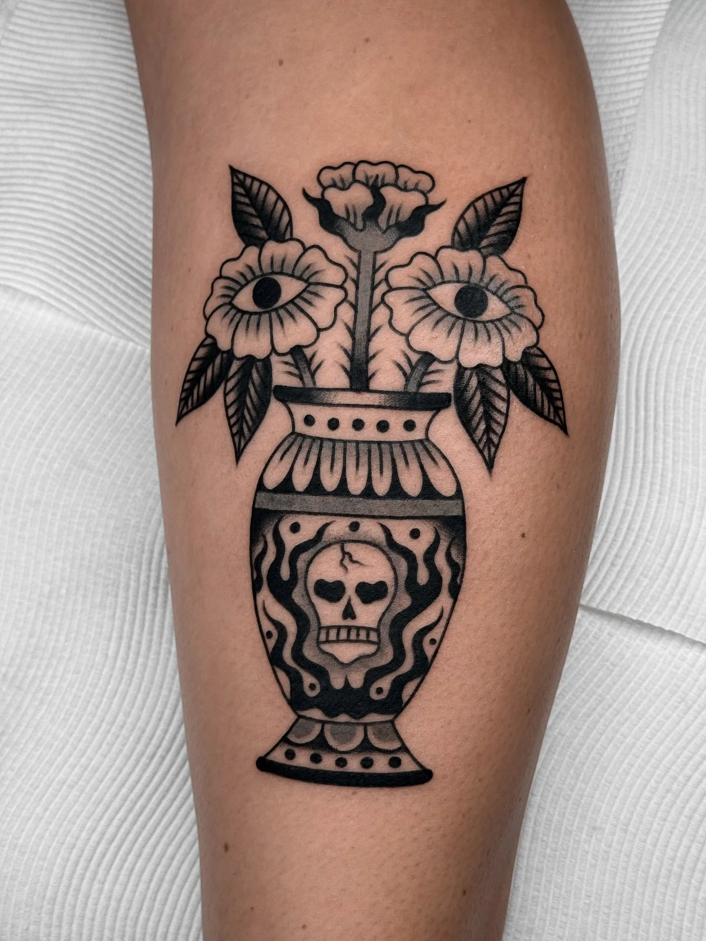 Custom vase for Tanya 💘
.
.
.
.
.
.
.
.
.
.
#traditional #traditionalart #traditionaltattooing #tradtattoos #tradworkers #blackworkers #blackandgrey #blackwork #blackworktattoo #blacktattoo #forearmtattoos #forearmtattoo #traditionaltattoo #traditio