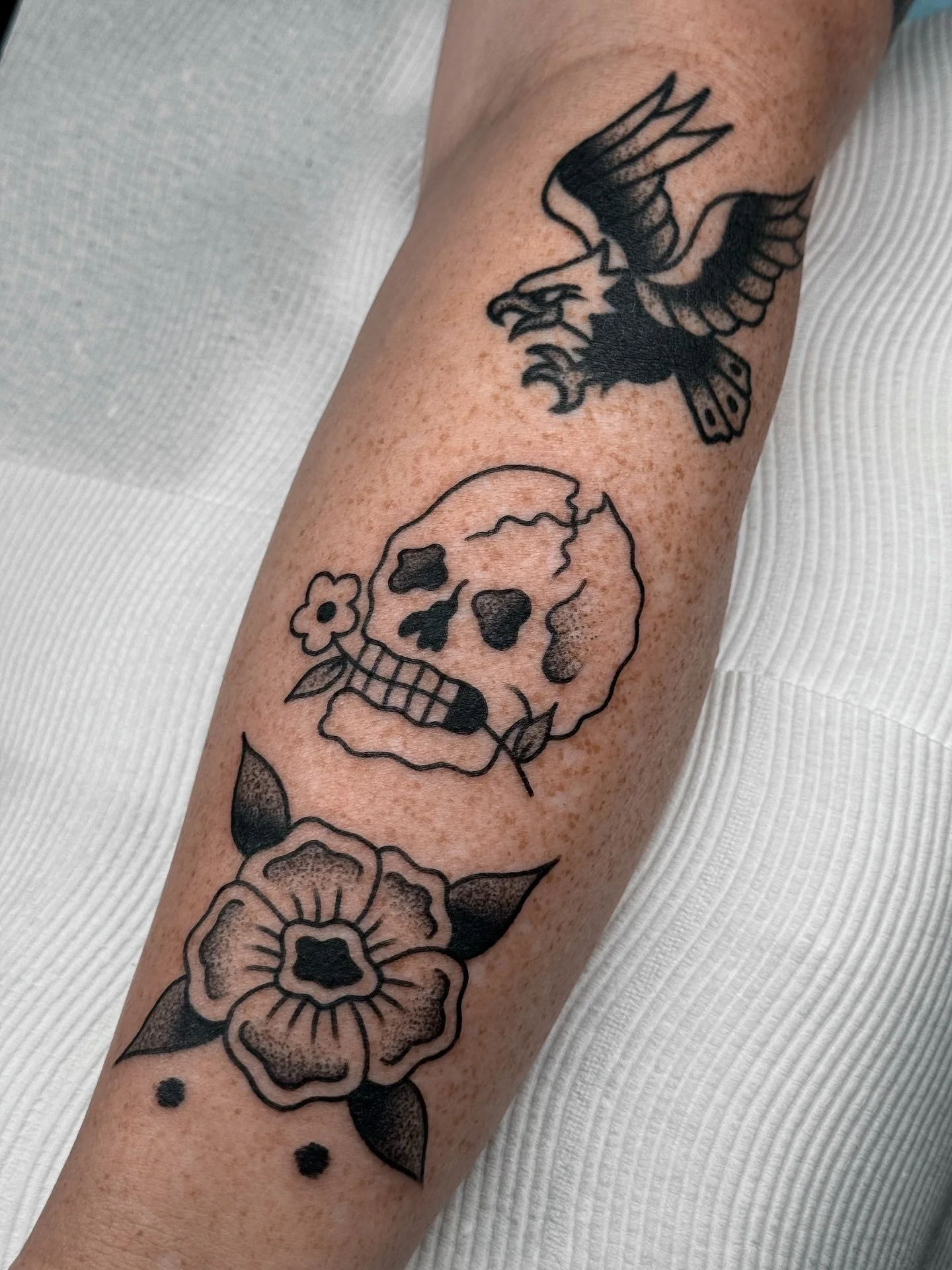 A couple pieces to cap off Hannah&rsquo;s sleeve 💘 eagle healed 👀 
.
.⁠
.⁠
.⁠
.⁠
.⁠
#traditionaltattoo #americantraditional #tradtattoos #oldworkers #oldeworkers #tradworkers #brighttattoo #eternalink #americantraditionaltattoo #bright_and_bold #bo