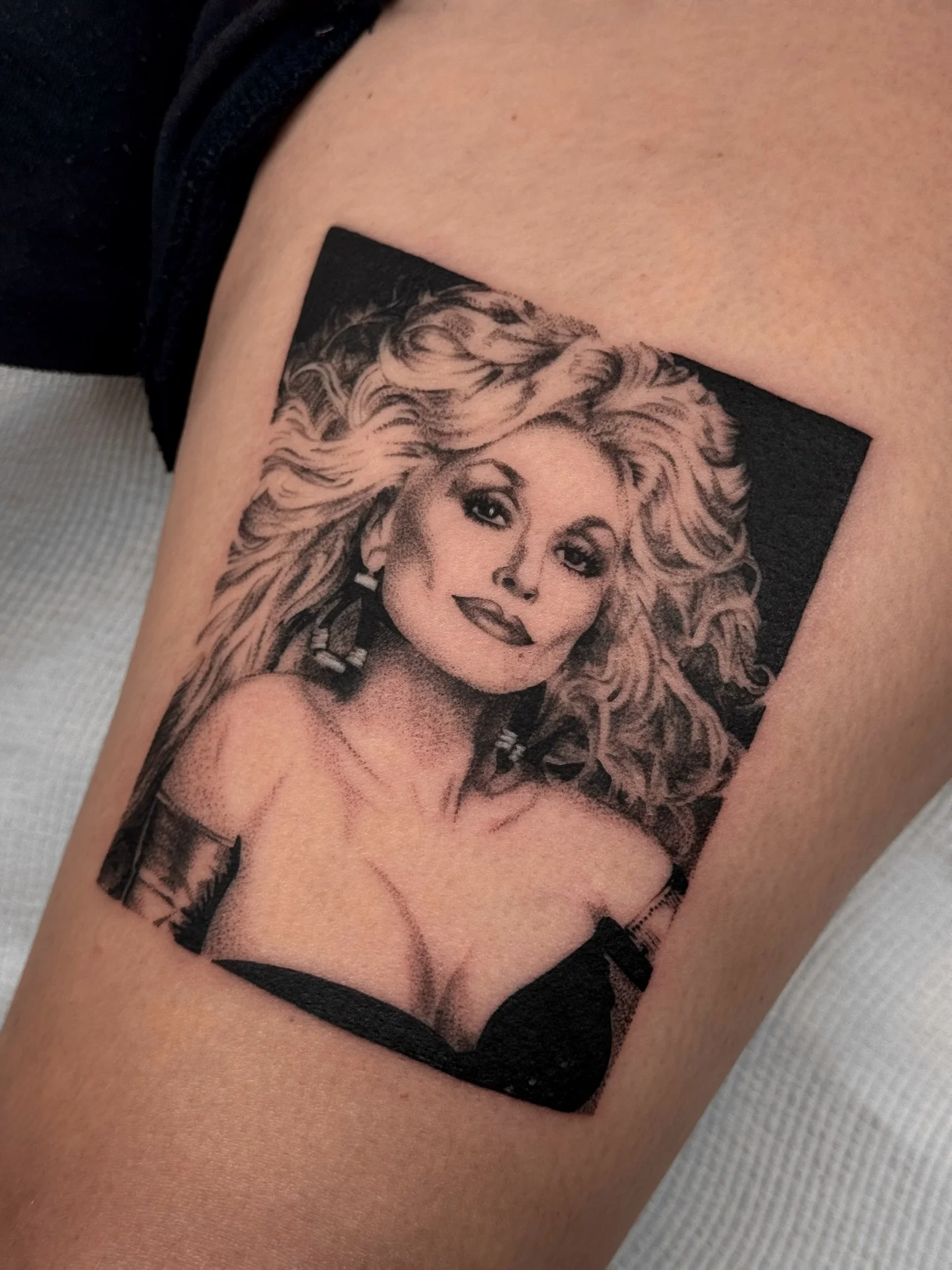 Portraits are back babyyy!! Dolly for Julia 💘 thanks so much for your trust! Also have a look at this healed John Farnham from two and a bit years back 🤯
.
.
.
.
.
.
#portrait #portraittattoo #stippletattoo