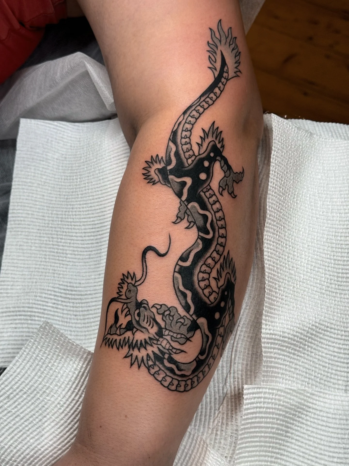 Dragon on the forearm for Carlie 💘
.
.
.
.
#dragontattoo #tradworkers #traditionaltattoos