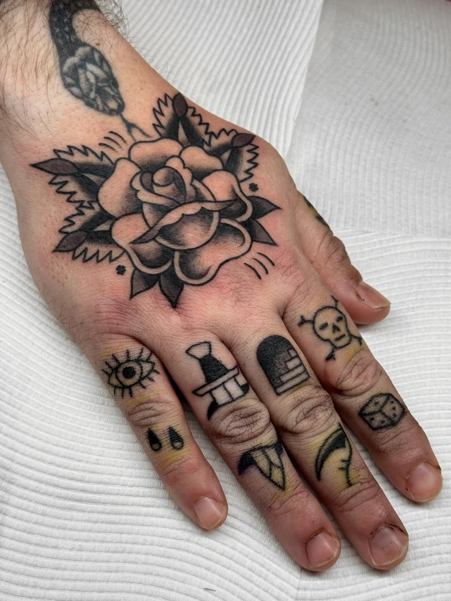 Rose and freehand knuckles for Tessa 💘 thanks so much for your trust! Rose made with machine, knuckles stick and poke!
.
.
.
#handtattoos #knuckletattoos #tradtattoos