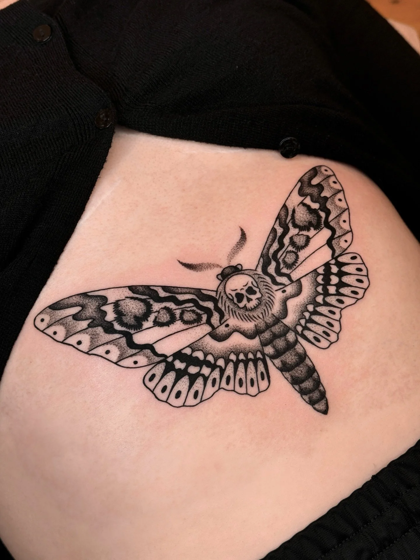 Tummy moth for Sheina made last year 🤓 thanks so much for your trust with such a prime spot- you&rsquo;re so tough!
I&rsquo;m sooo behind on showing off all the fun tattoos I&rsquo;ve been trusted to help create over the last year to current, so kee