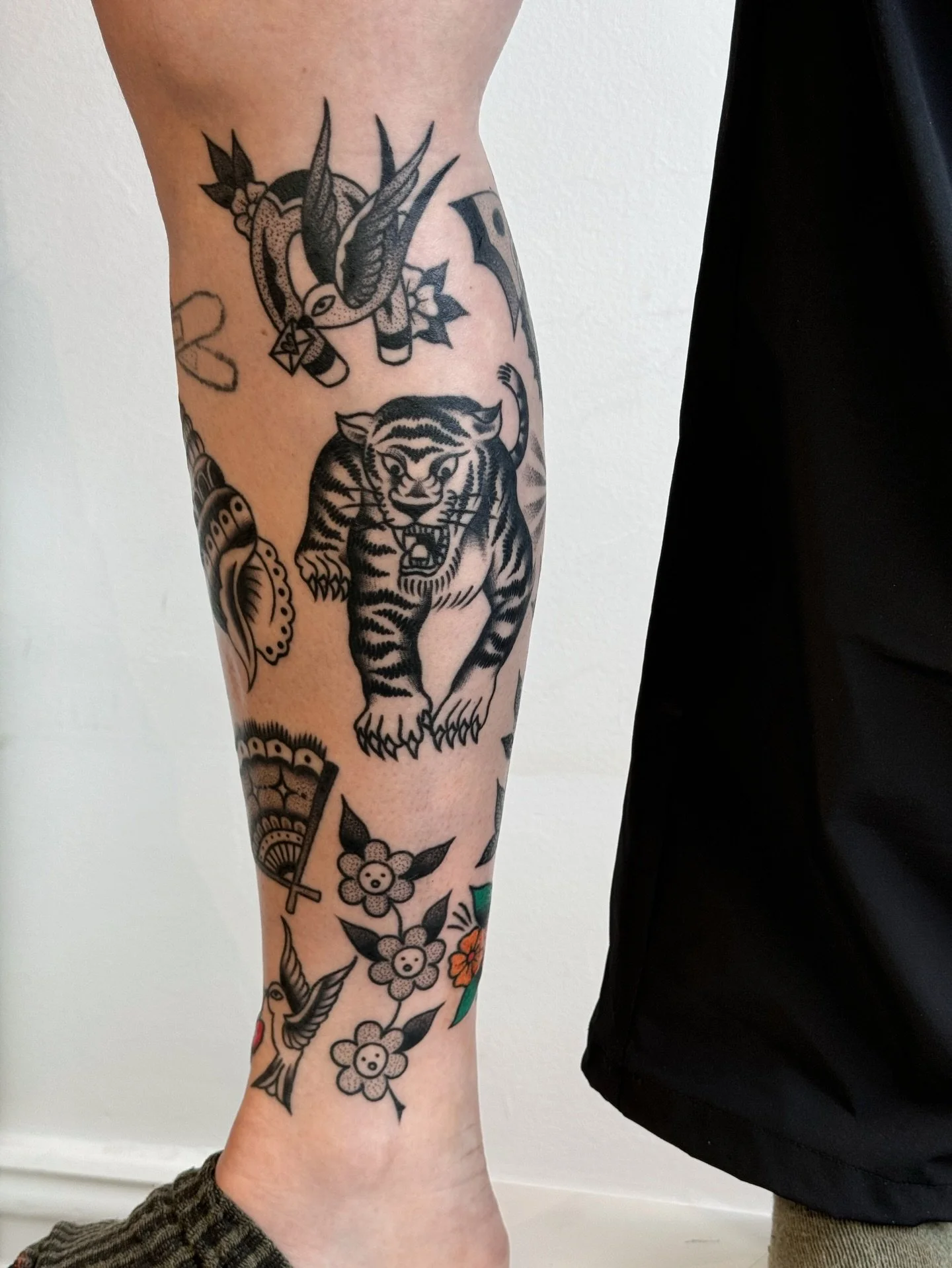 Gabby&rsquo;s finished lower leg sleeve made over three sessions 💘 such a fun example of how to incorporate three different styles into one cohesive sleeve! bandaids and candelabra not by me 👀
#traditionaltattoo #tradworkers #tattoosleeves #legtatt