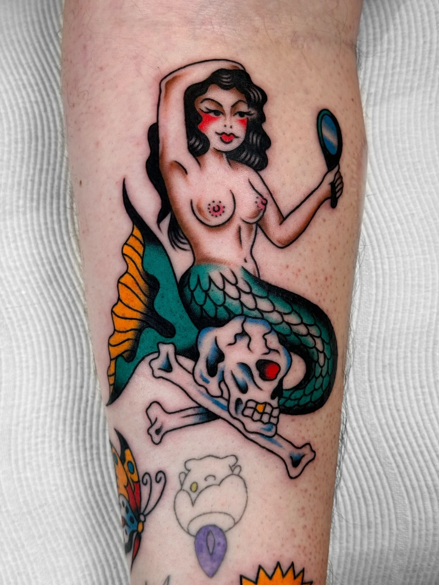 Loving all this colour that Jack chose for our half day session last May 👀 I have nine months worth of tattoos to share with yall so keep your eyes peeled! 💘
.
#mermaidtattoo #colourtraditional #colourtattoo #colourtattoos #traditionaltattoos