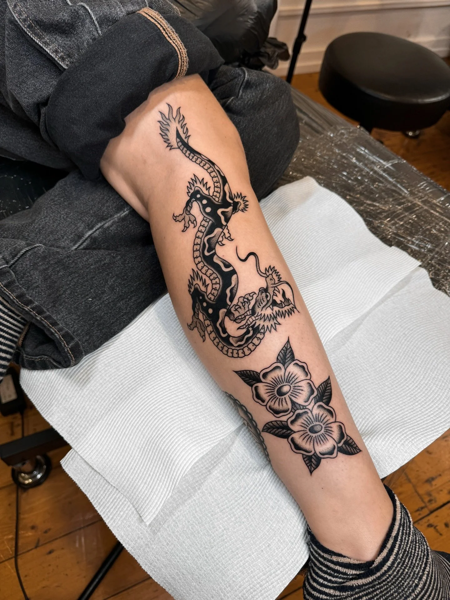 Lower leg stack for Alea 💘 Placement and composition is one of my fave parts of the job, so it&rsquo;s always so fun to work on constructing sleeves with you all! 🤓 I have sooo much flash to choose from but am also always open to designing totally 