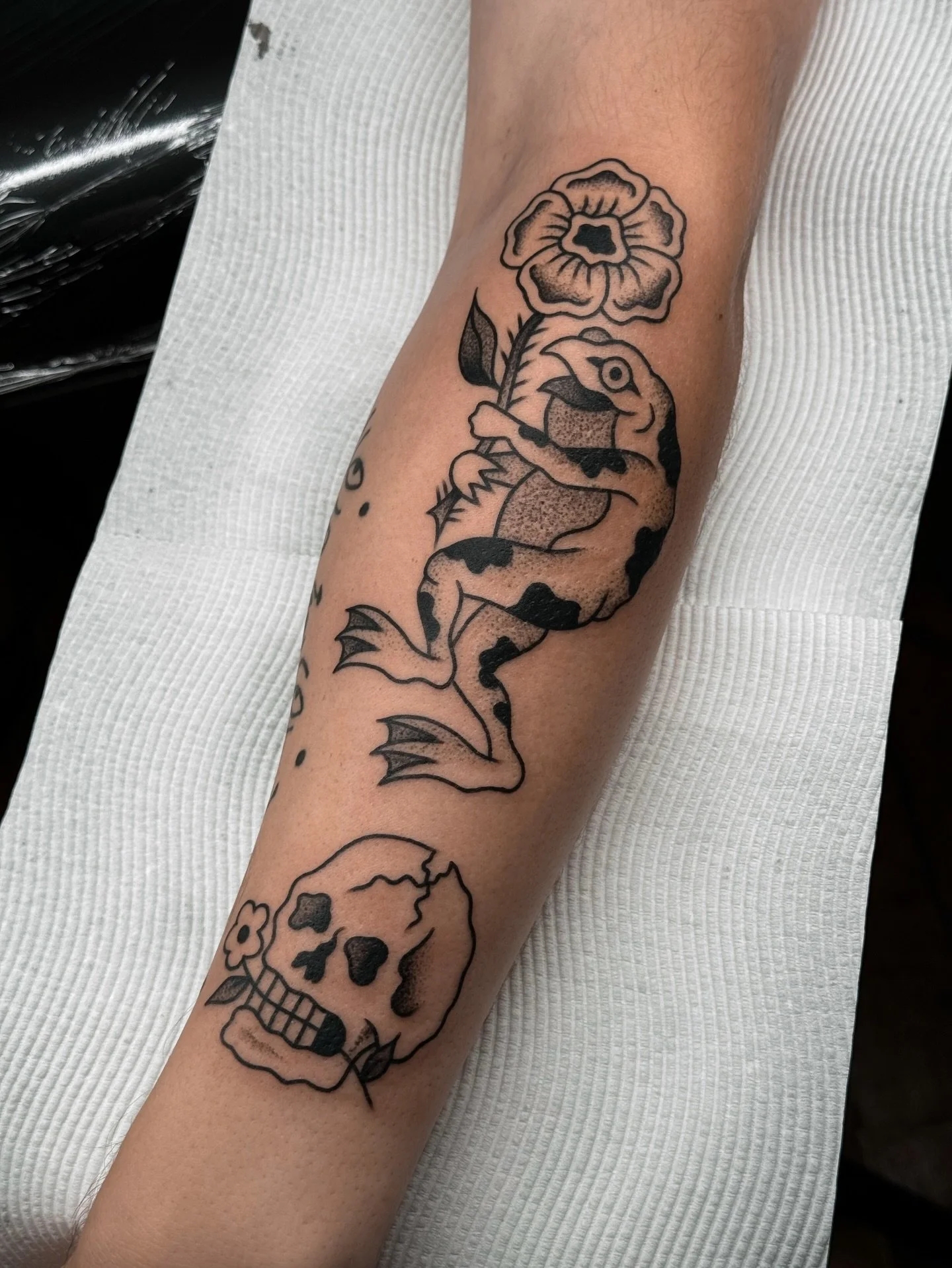 Half day flash session with Tyler 💘 
.
#tradworkers #traditional #traditionaltattoos #blackwork #dotworktattoos