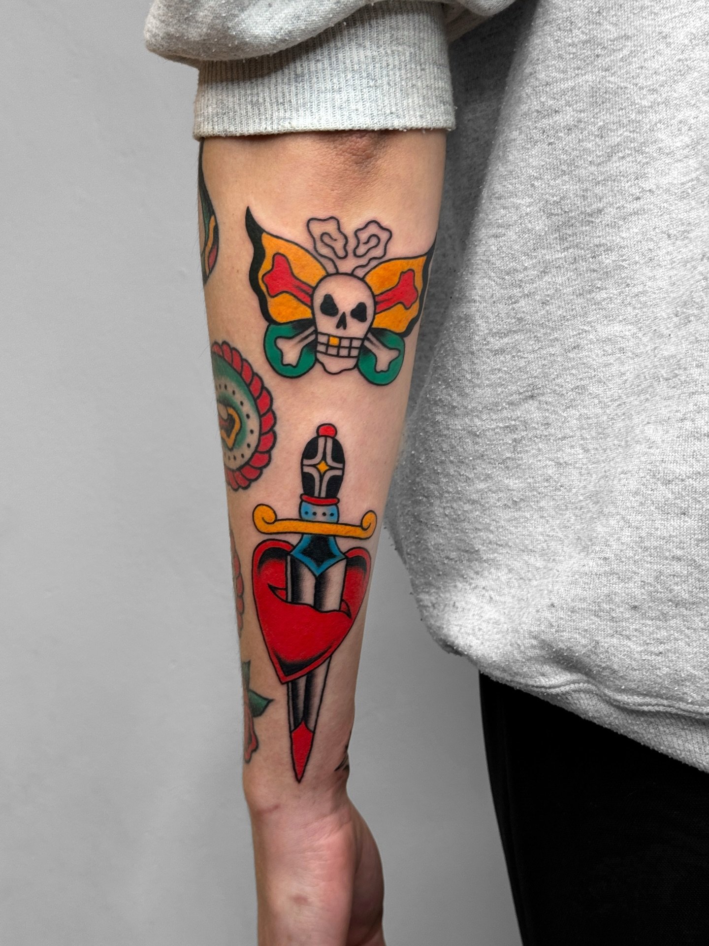 Fresh and healed for Romily to finish off her lower arm sleeve! 😍 all of these pieces were picked from my flash book.
This session we added the eye, skull butterfly and heart + dagger! The rest is fully healed and settling in so perf 👀 
.
.
.
#colo