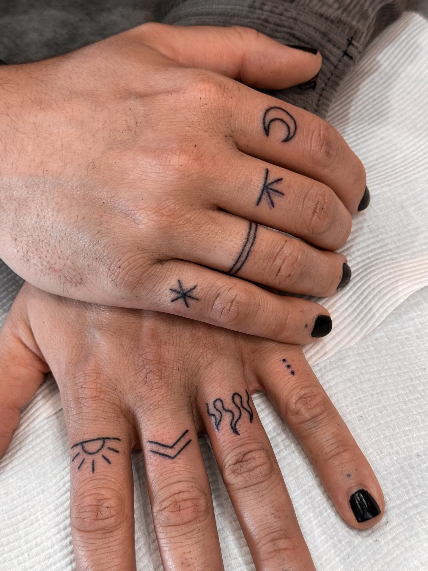 Stick and poke finger tattoos for Tyler 🔥
.
.
.
.
#fingertattoos #stickandpoke #handtattoos #traditionaltattoo #finelinetattoo
