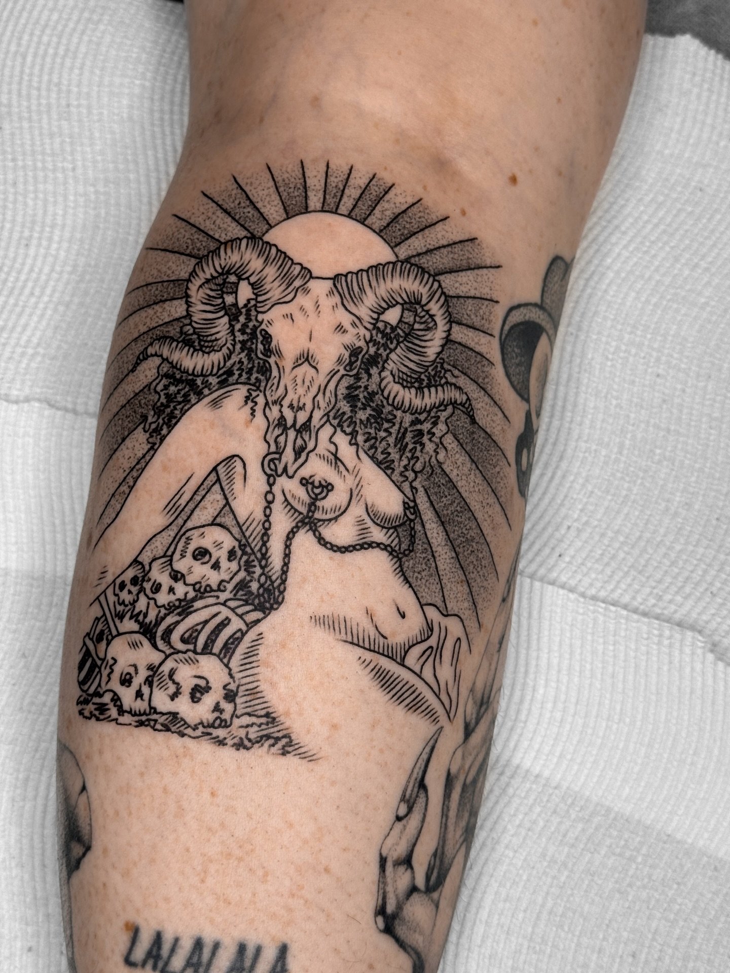 A custom piece for Knibbs based on their cousins original artwork @first2leavethefunction ! 💘👀
.
.
.
#etchingtattoo #stippletattoo #dotworktattoo #finelinetattoo #melbournetattooist