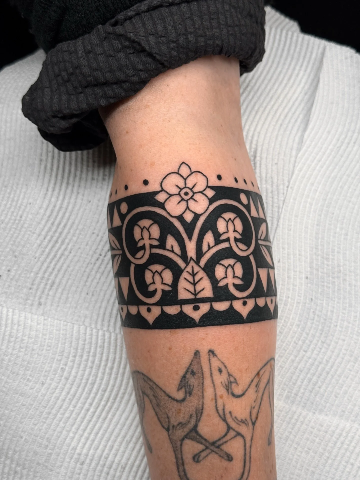 One of the trickiest tattoos I&rsquo;ve made to date for Sarah 👀 this piece was designed by my beautiful friend @sophiemcpike 💘
What made this piece so tricky was that it wrapped around an area of the forearm near the elbow with lots of concave are