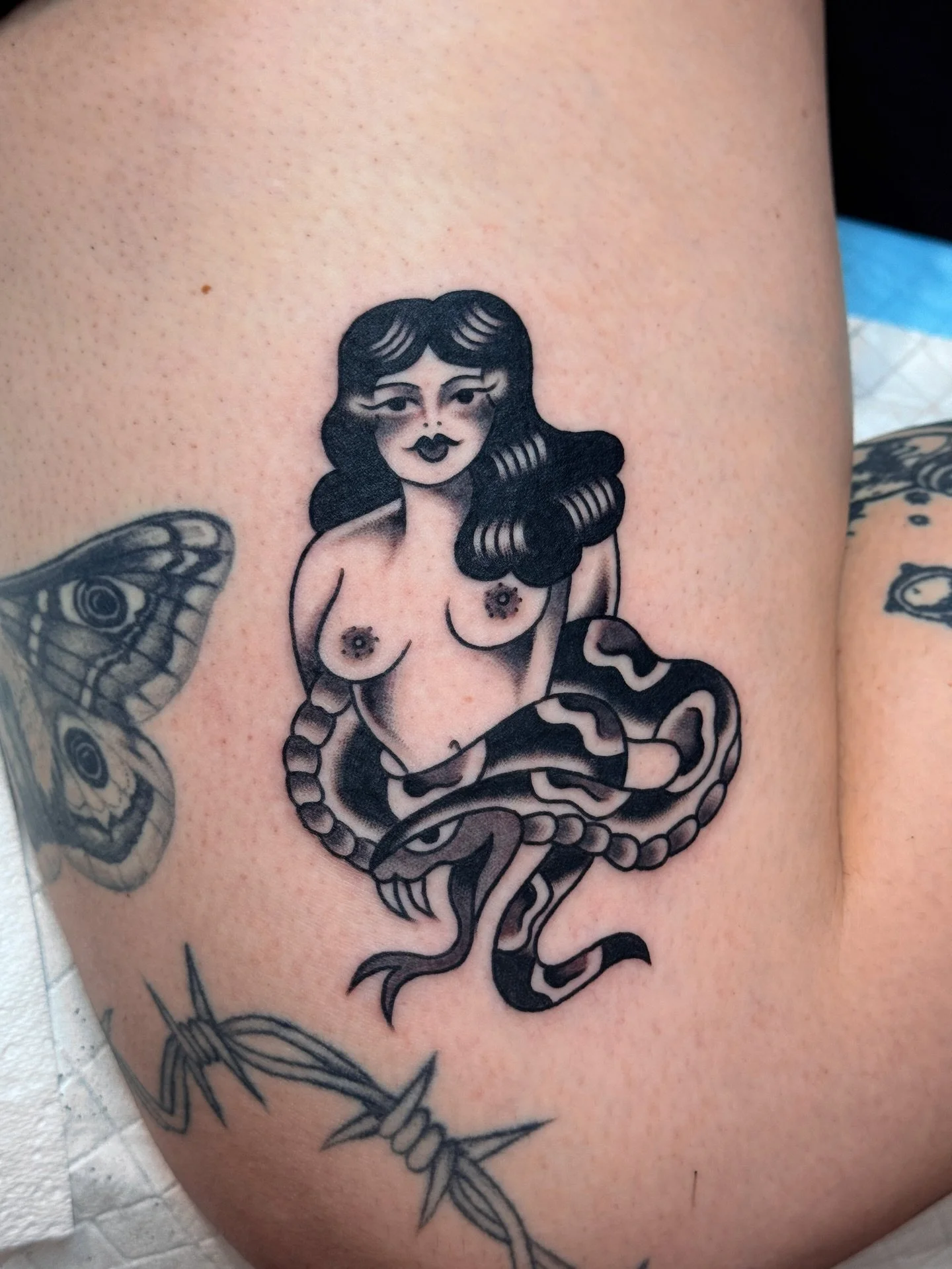 Fresh lady and healed spidey for Holly 💘 both picked from my flash book!
.
.
#tradworkers #blackworktattoos #tattoostickers #flashtatoo #flashtattoos