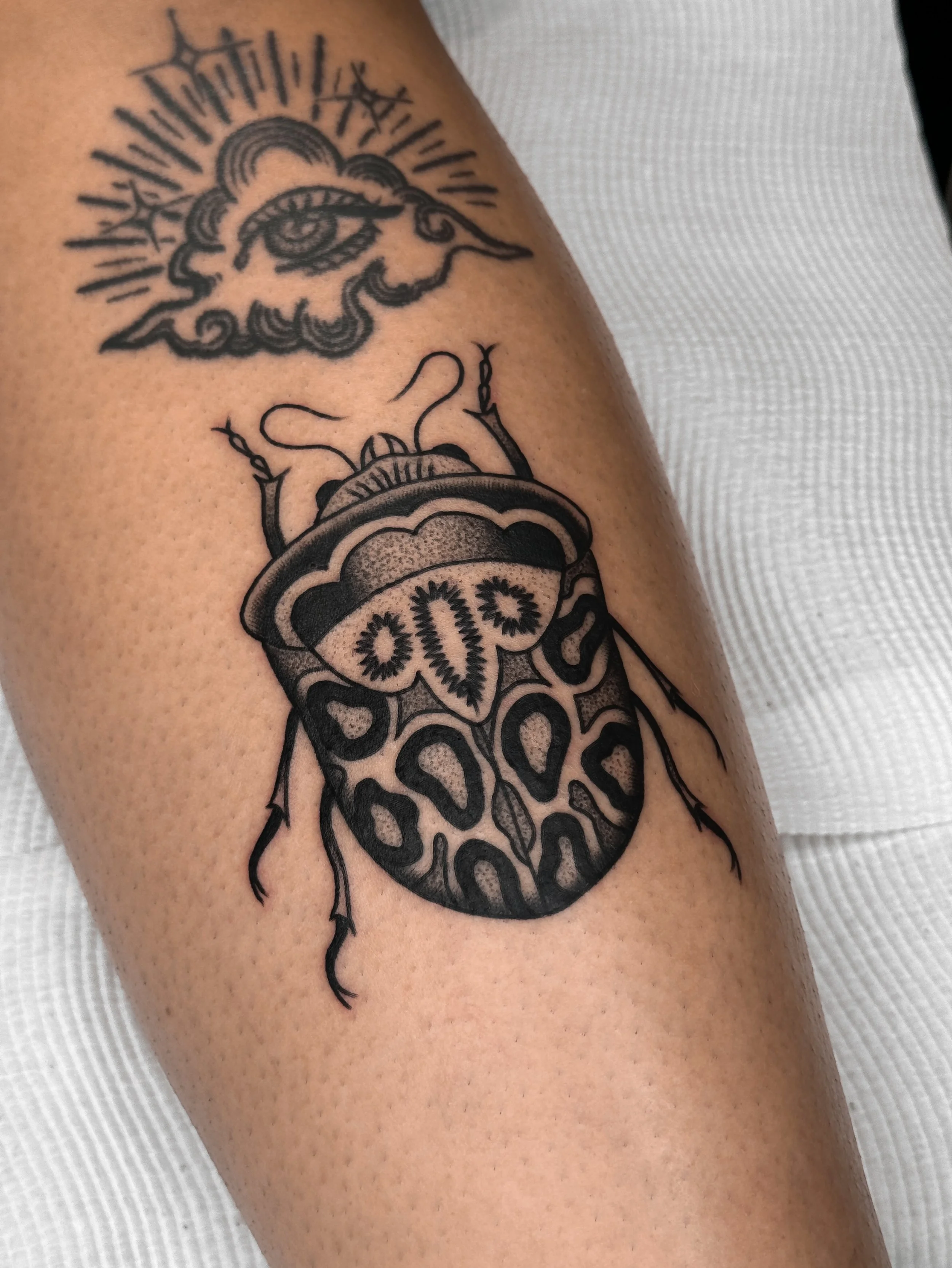 Beetle from my flash for Elise 💘
.
.
.
#dotworktattoo #flashtattoo #stipple #tradworkers #tattooflash
