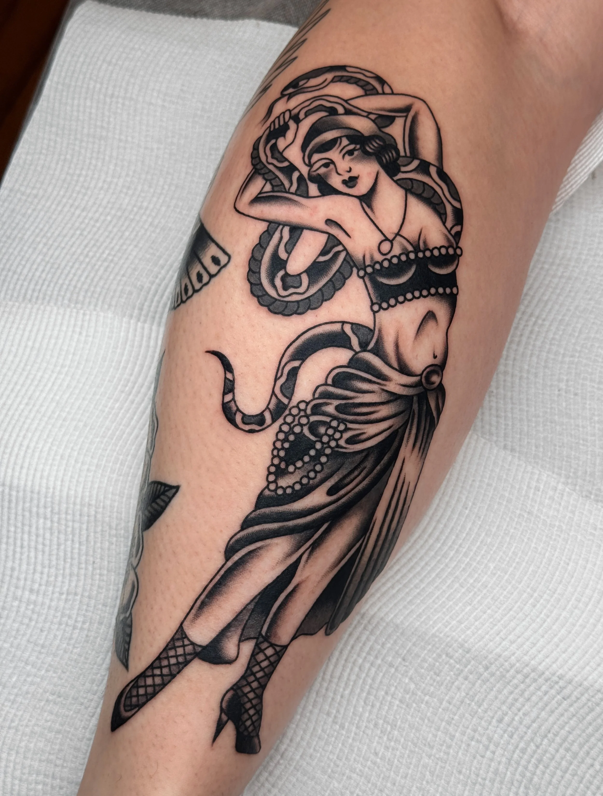 Fresh snake dancer from my flash for Kat 💘 along with some healed stacks on the rest of Kat&rsquo;s lower leg! Thanks so much for coming back and asking me to make such fun tattoos for you 🤓
.
.
.
.
#traditionaltattoo #tradworkers #tradtattoos #mel