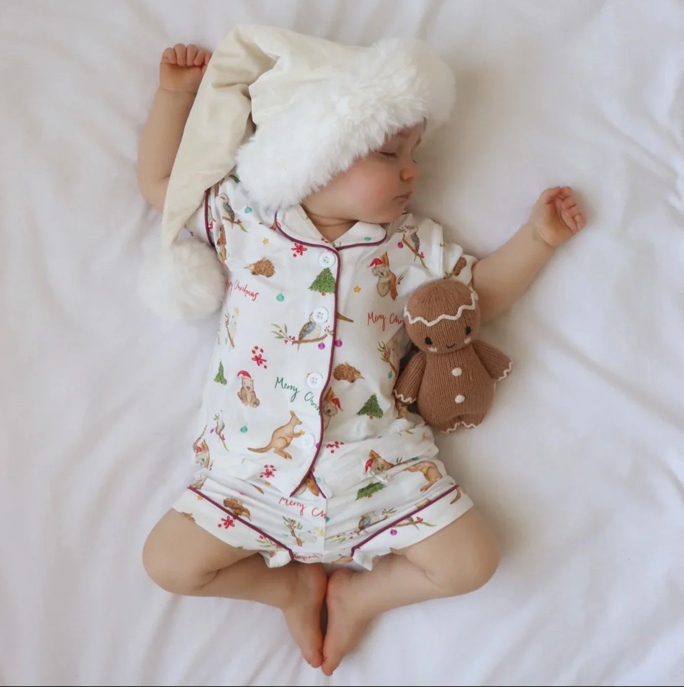 A bespoke Aussie Christmas print for @heymummaco_&rsquo;s new bamboo, eco-friendly pyjamas🎄

How cute are these pics!!! 
I absolutely loved working on this print with @heymummaco_ 🩷🩷

Painting process reel coming soon!! 

#surfacepatterndesigners 