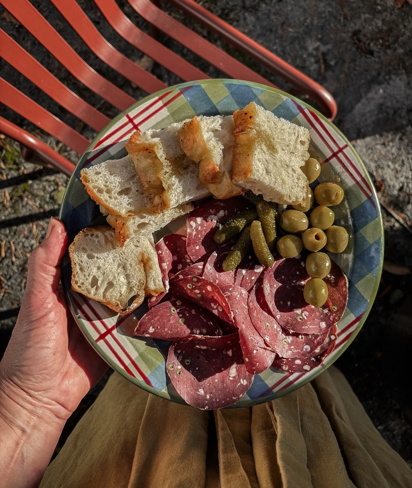 Weekend in the Highlands 🌿🤎

We had a lovely calm weekend at home enjoying sunshine, simple food, and a whole lot of autumn magic 🍂

🤎Salami platter &amp; homemade focaccia in the sunshine ☀️
🤎Just loving the light at this time of the year.
🤎Pi