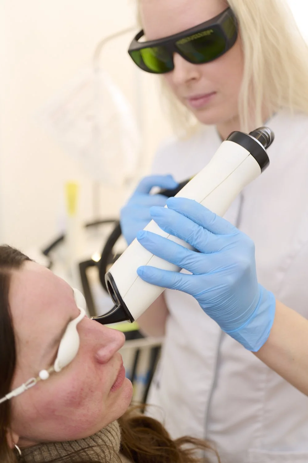 Leg. sjuksköterska behandlar acneärr med laser