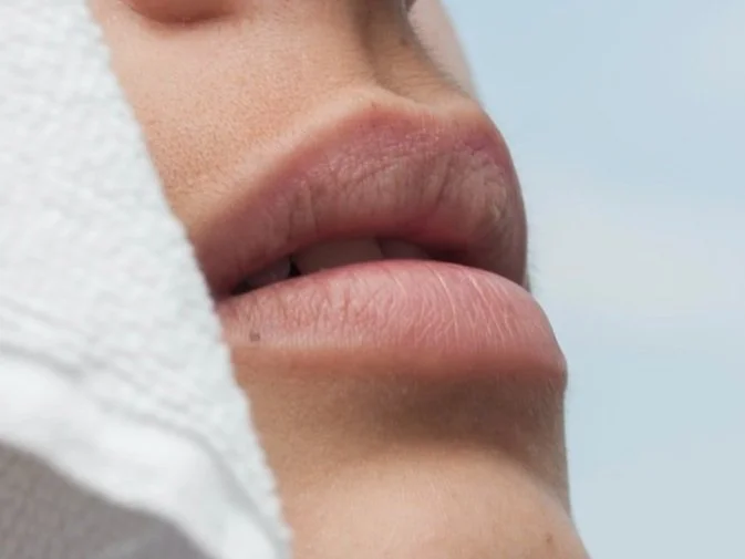 Närbild mjuka naturliga läppar i dagsljus