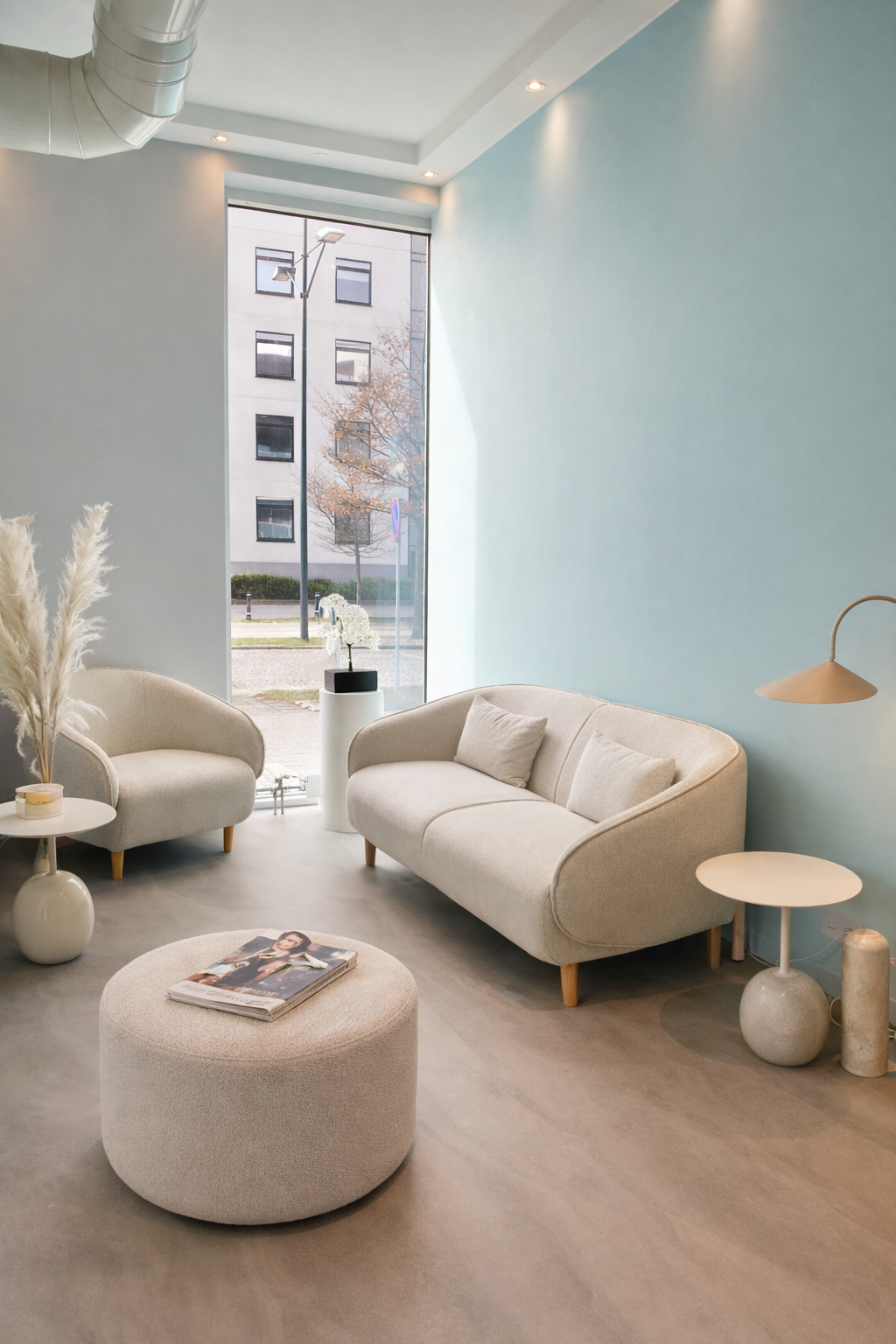 Ljust väntrum på hudklinik i Malmö som erbjuder avancerad laserbehandling