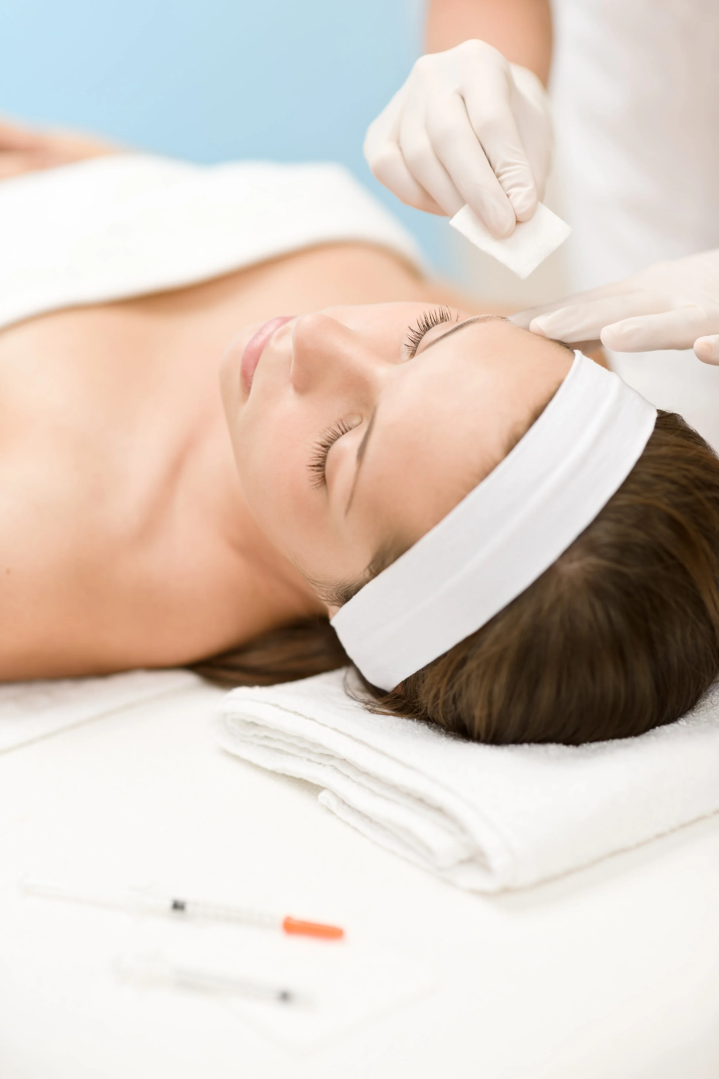 Kvinna förbereds inför hudföryngrande injektionsbehandling