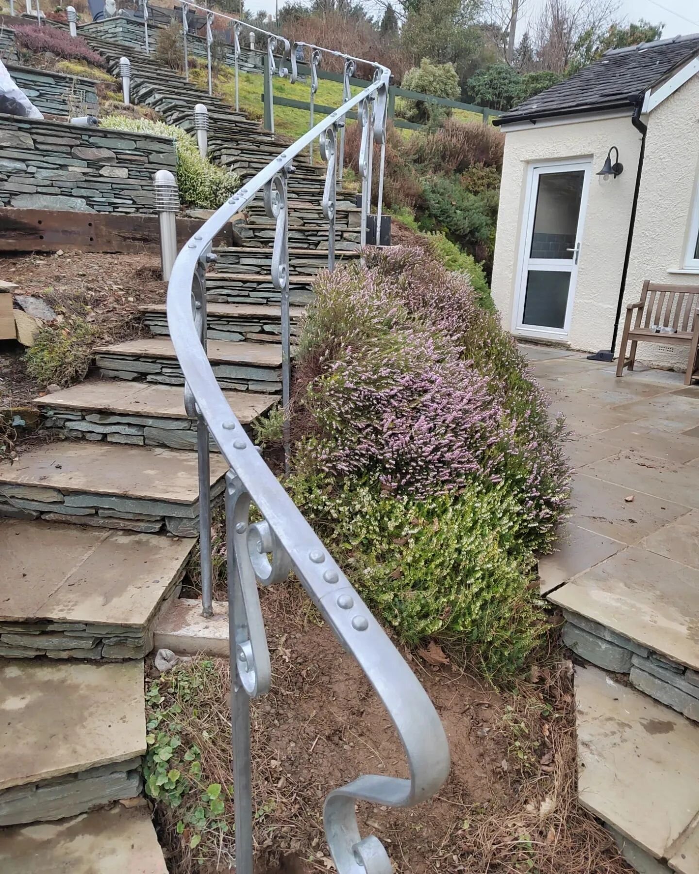 Project I completed a few weeks ago and am finally getting around to posting
All hand forged with a galvanised and acid  wash finish.
#rwhalbertblacksmith #middlerowforge #traditionalblacksmith #handmade #handforged #bespokehandrail #cumbrianblacksmi