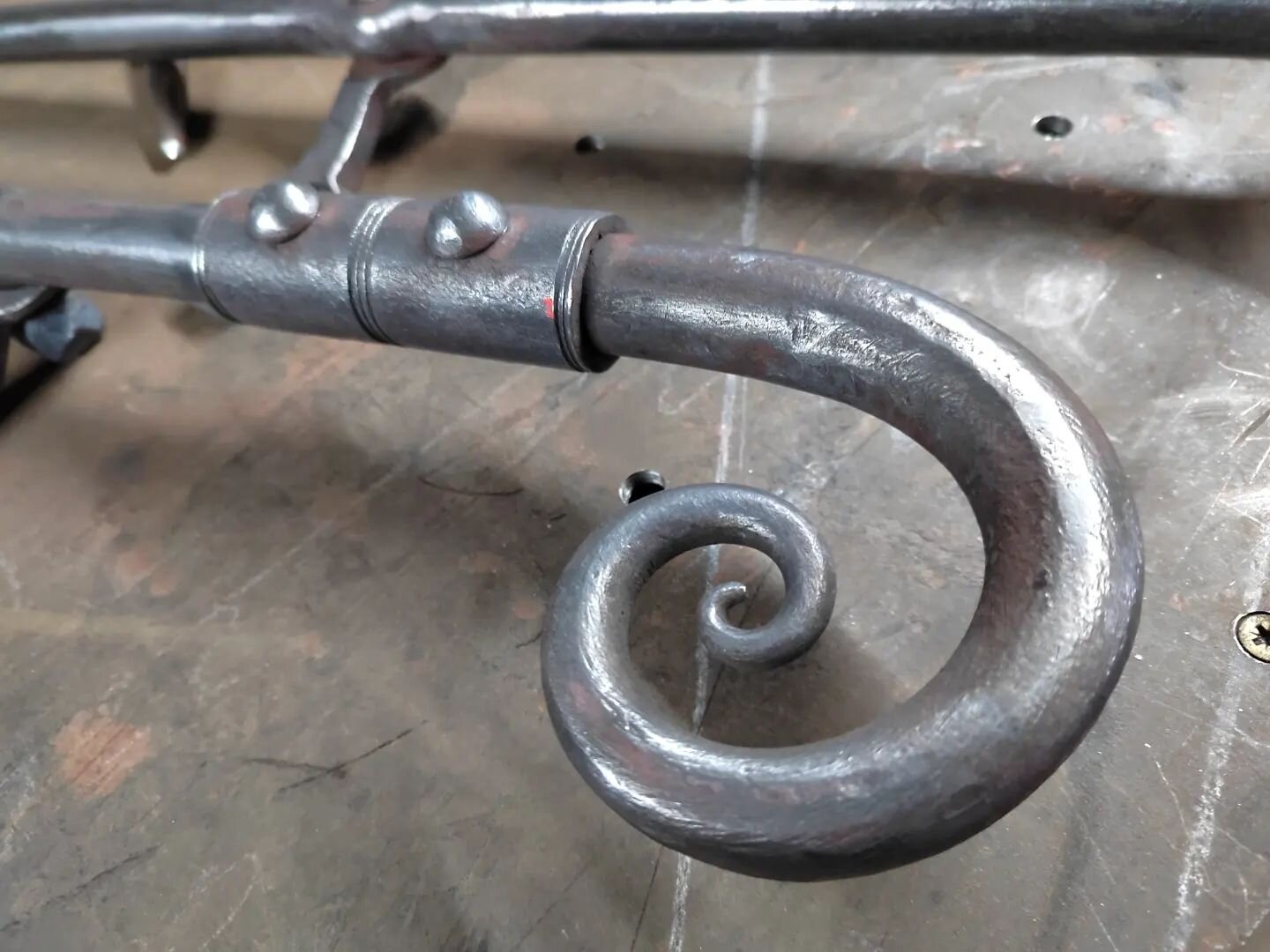 Just a few bits from this week - the decorative parts of some handrails I've been making for a customerand a little digging adze for another customer
#rwhalbertblacksmith #middlerowforge #traditionalblacksmith #handmade #handforged #bespokehandrail #