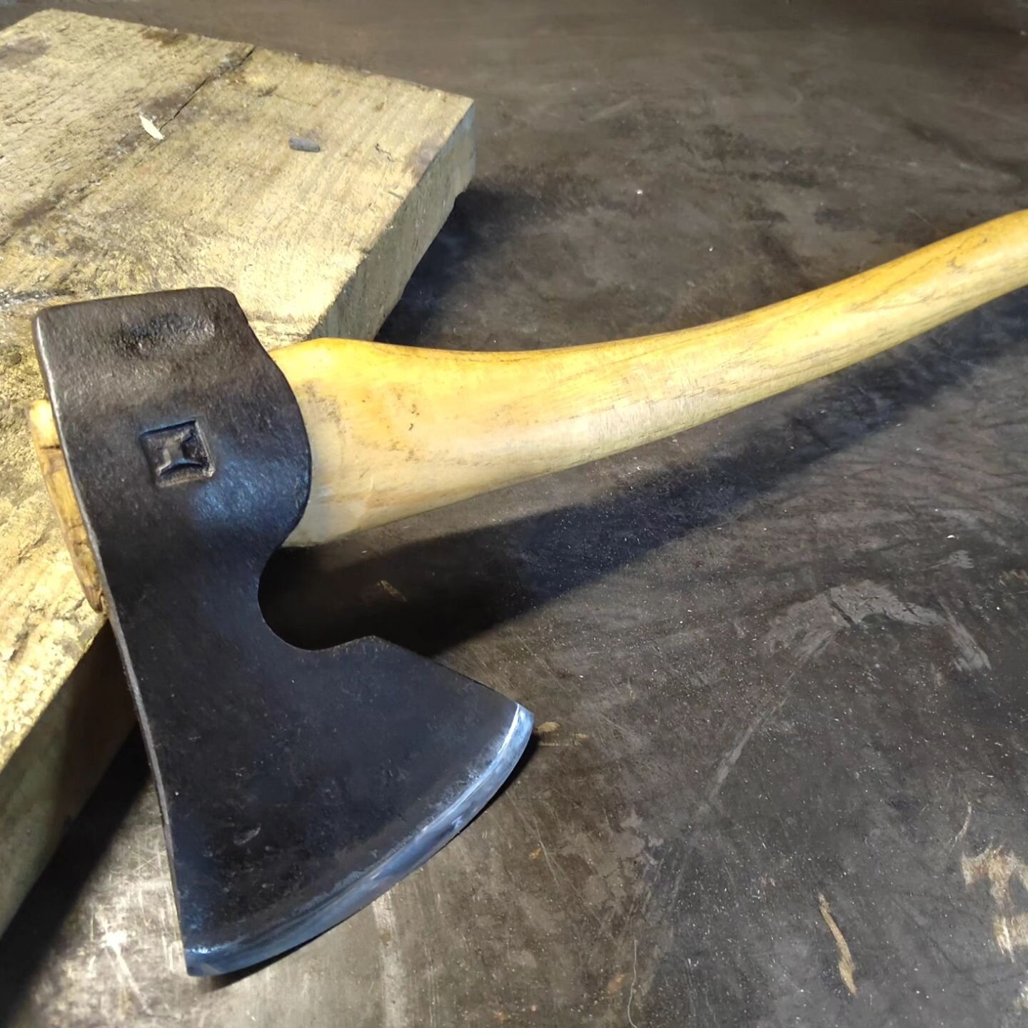 First of the new style - 1.5 kg head and a 24 inch handle. Slightly heavier and with a bit more wedge than it's predecessor.
#rwhalbertblacksmith #middlerowforge #traditionalblacksmith #handmade #handforged #bespoketools #axe #woodwork #bushcraft #bu