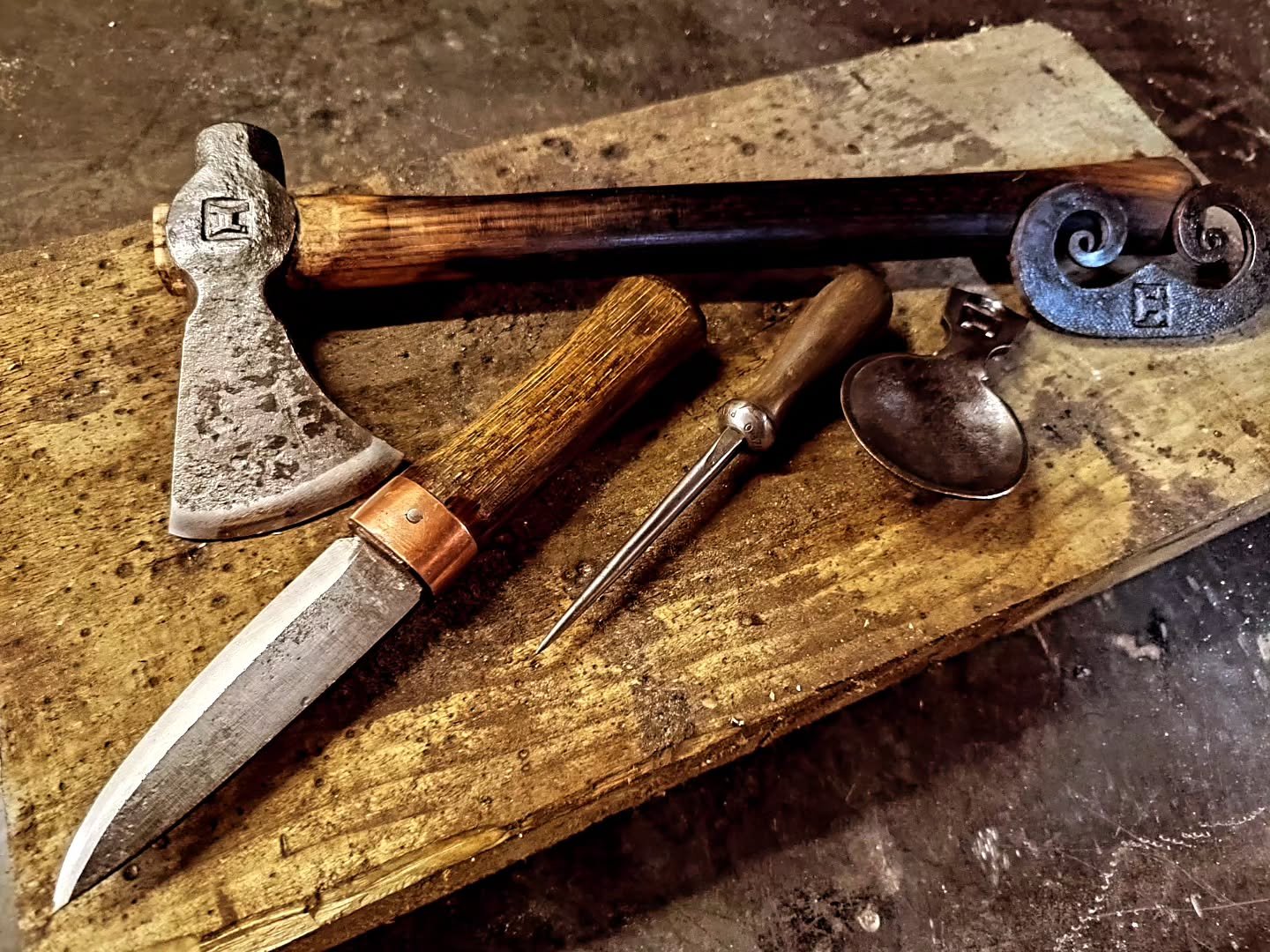 NEW COURSE LAUNCH!!!!!

I am happy to announce the launch of two new courses - knife making 101(by popular request) and the bushcraft tools course.

Knife making 101 is an intensive one day course and will take you through the forging, grinding, Hard