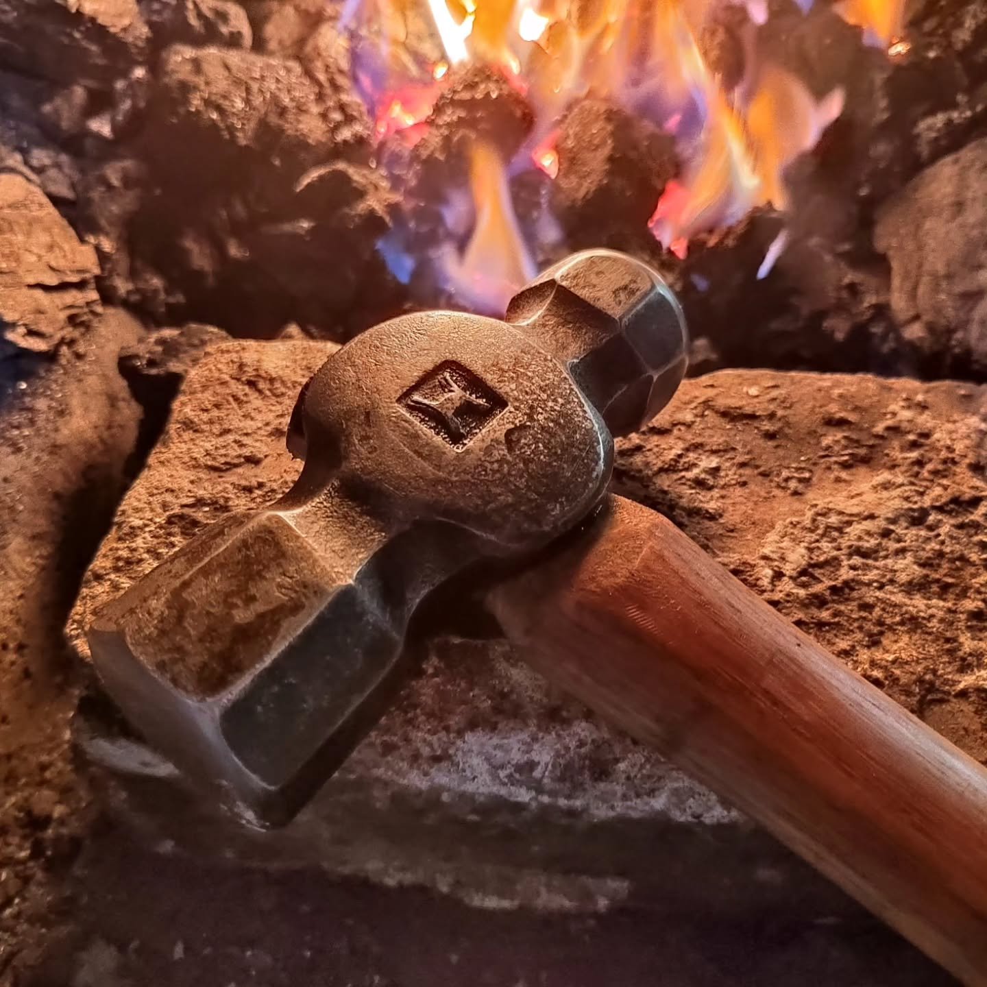 3lb chunky ball pein hammer finished up and heading out. Forged from En9 steel and fully hardened and tempered and fitted to a 16 inch hickory handle.
#rwhalbertblacksmith #middlerowforge #traditionalblacksmith #handmade #handforged #bespoketools #fo