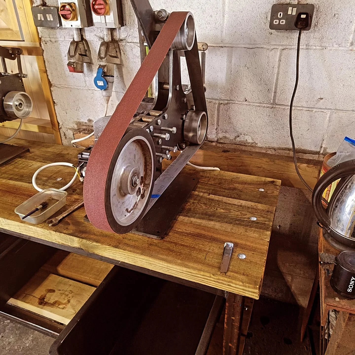 New grinding station is almost complete - here we have a brand new  house made bench built to mount the two house built belt grinders I made earlier in the year. All looking smart so far - I have still to get one of the grinders properly set up and c