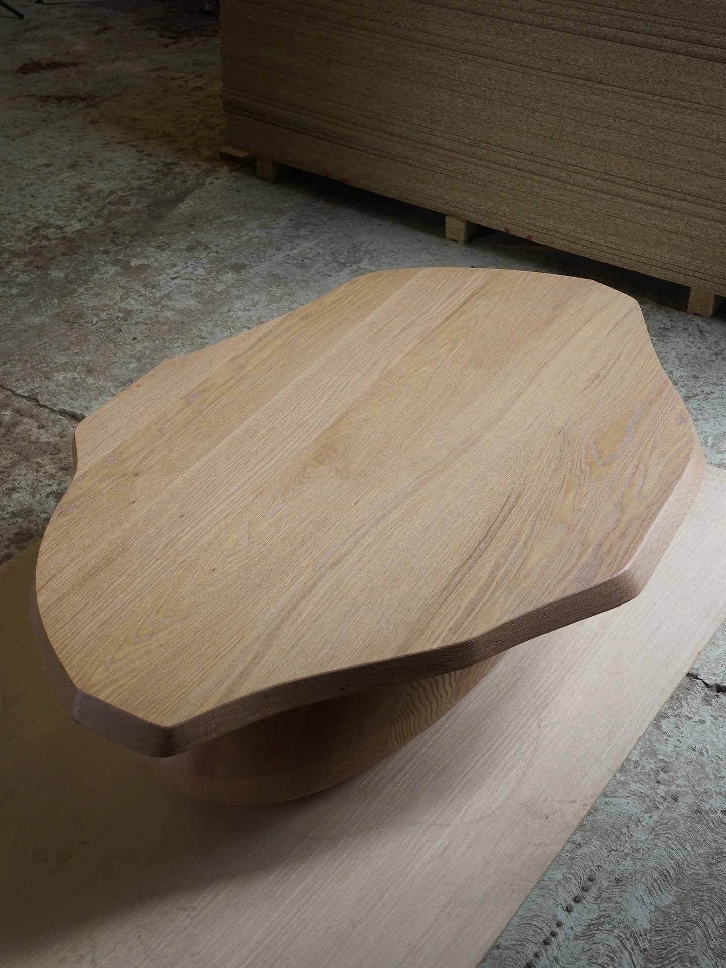 The gravity of subtle grace 

#luxuryinteriors #contemporaryinteriors #artcollector #furnituredesigner #designphilosophy #nonofurniture