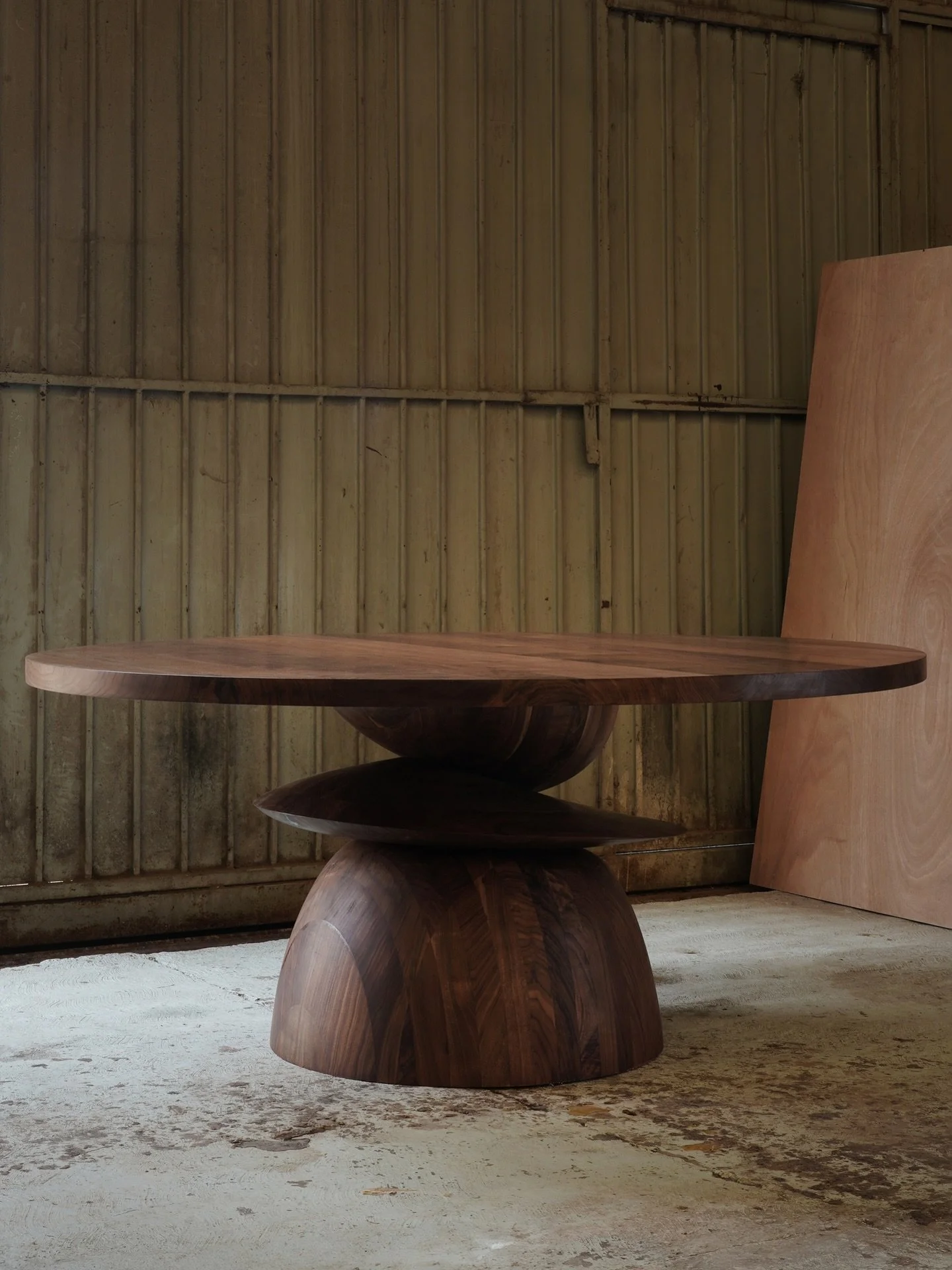 Weight that relaxes the room 

#diningtable #communaltable #refectorytable #statementtable #tabledesign