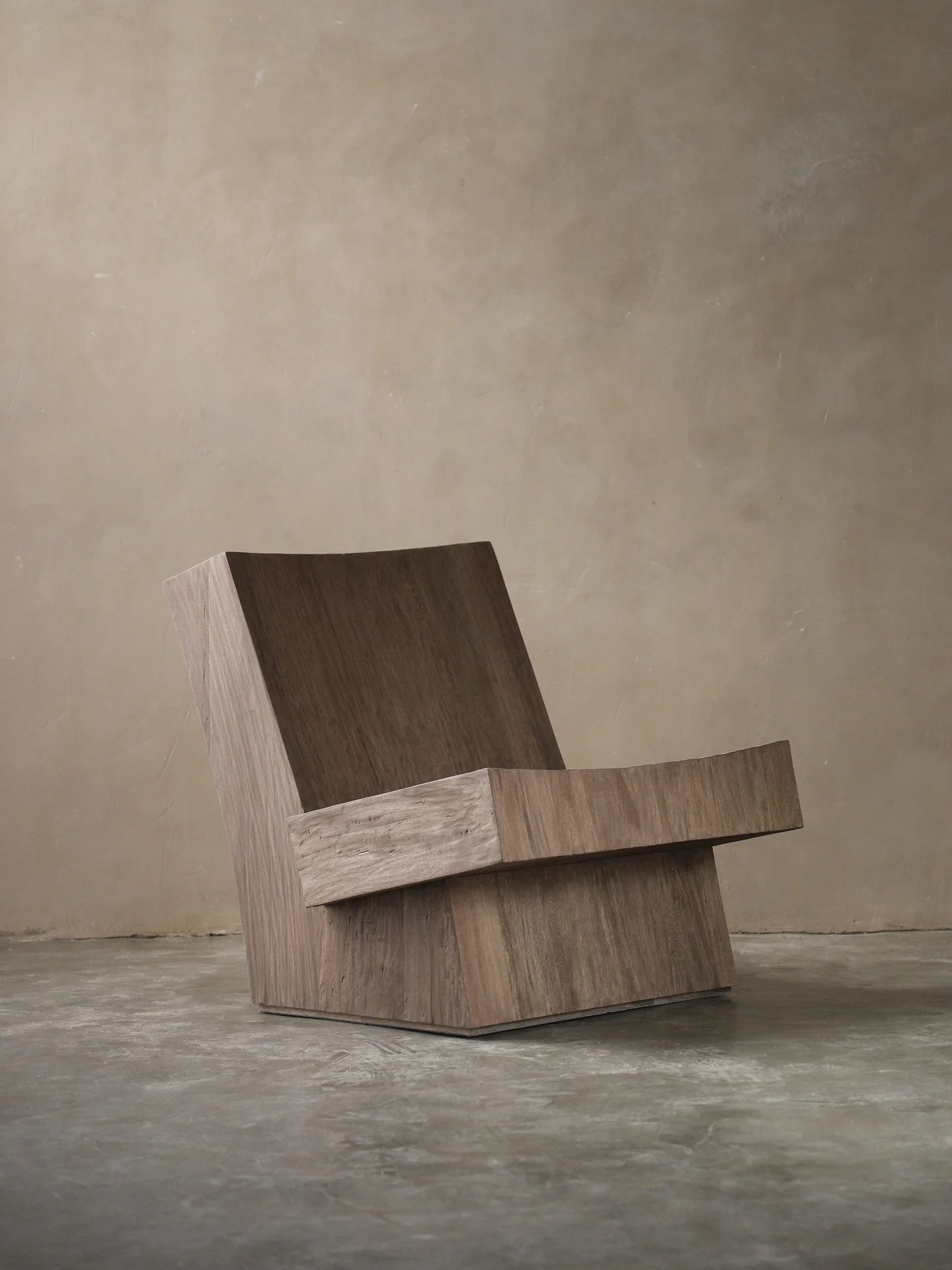 Softly monolithic

#chair #armchair #loungechair #seatingdesign #craftedseating