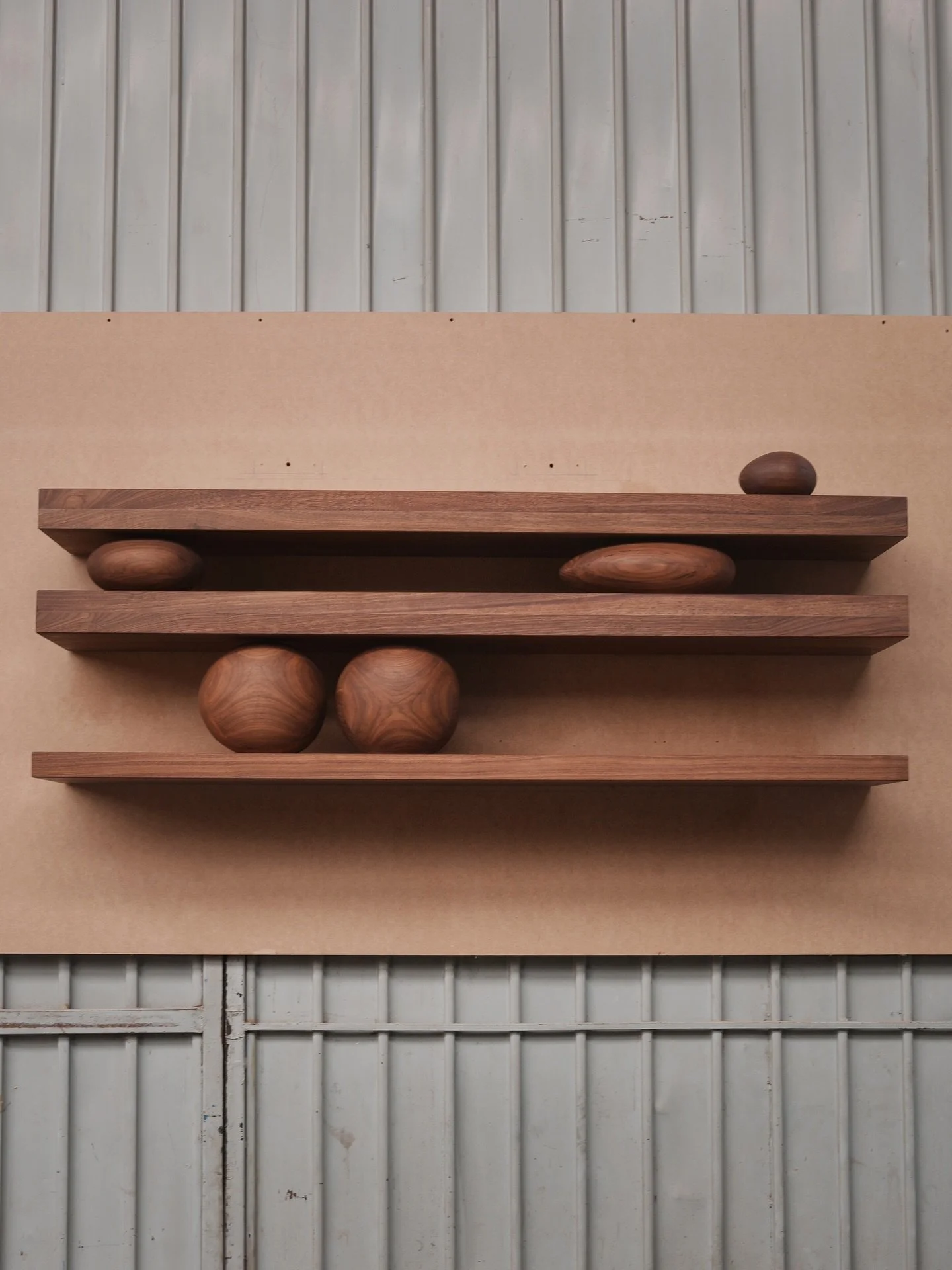 Pebbles placed like decisions

  #bookcase #bookshelf #shelvingunit #wallstorage #displaystorage