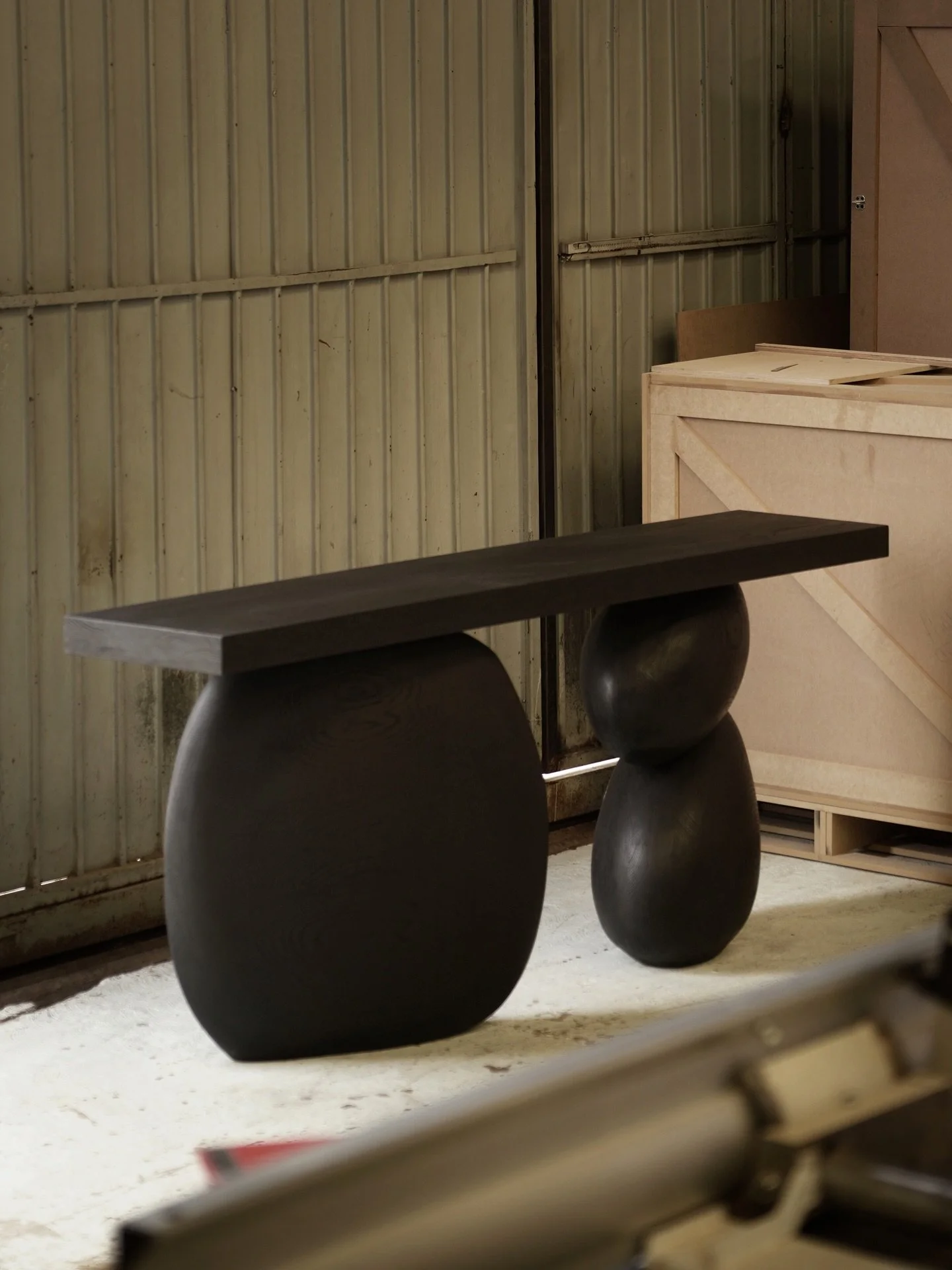 Minimal, monolithic, surprisingly gentle volume 

#consoletable #entrytable #halltable #wallconsole #consolefurniture