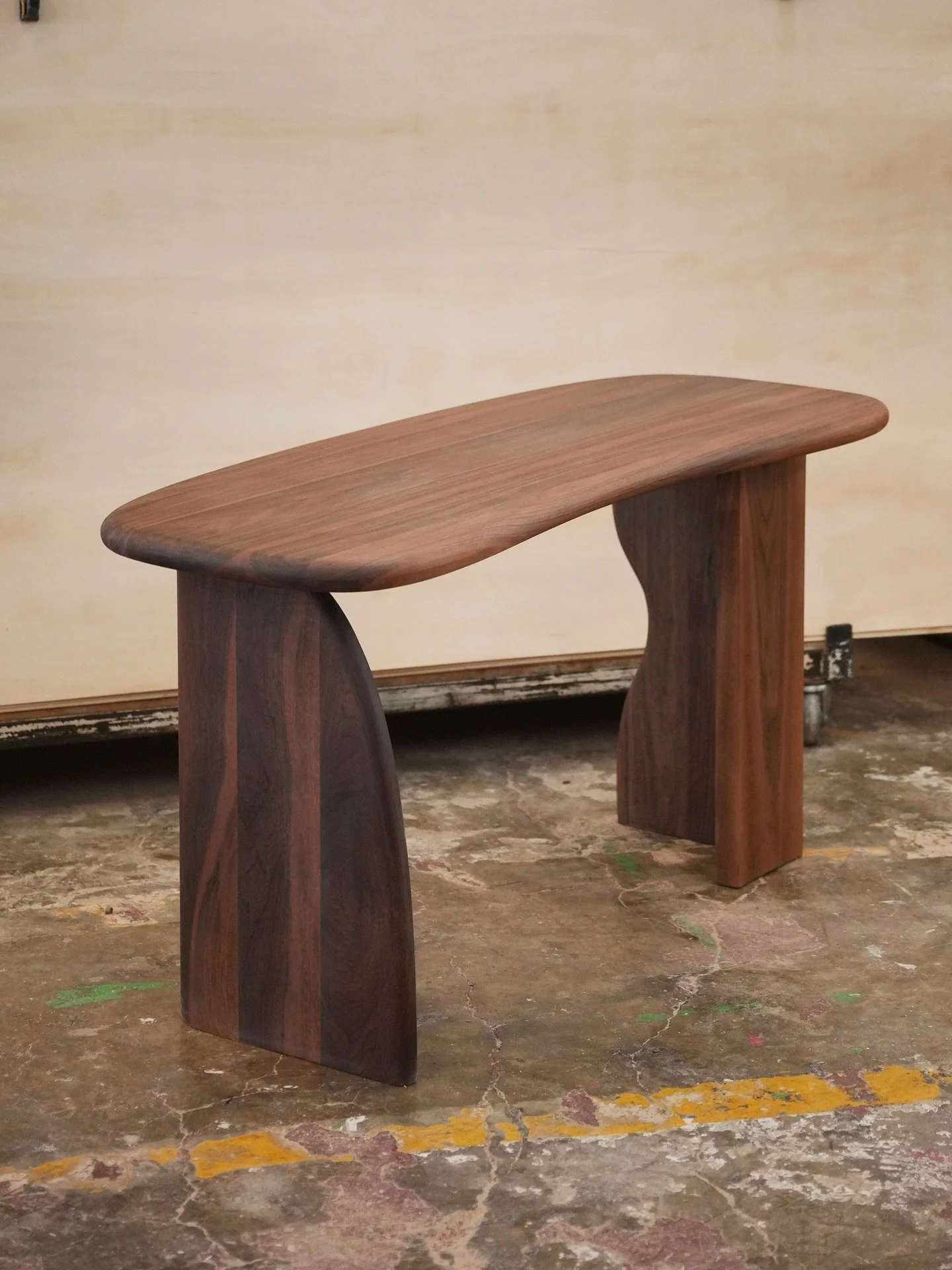 Irregular by choice
Elefante desk collection.

#furniture #nonofurniture #JoelEscalona #designstudio #bespokefurniture