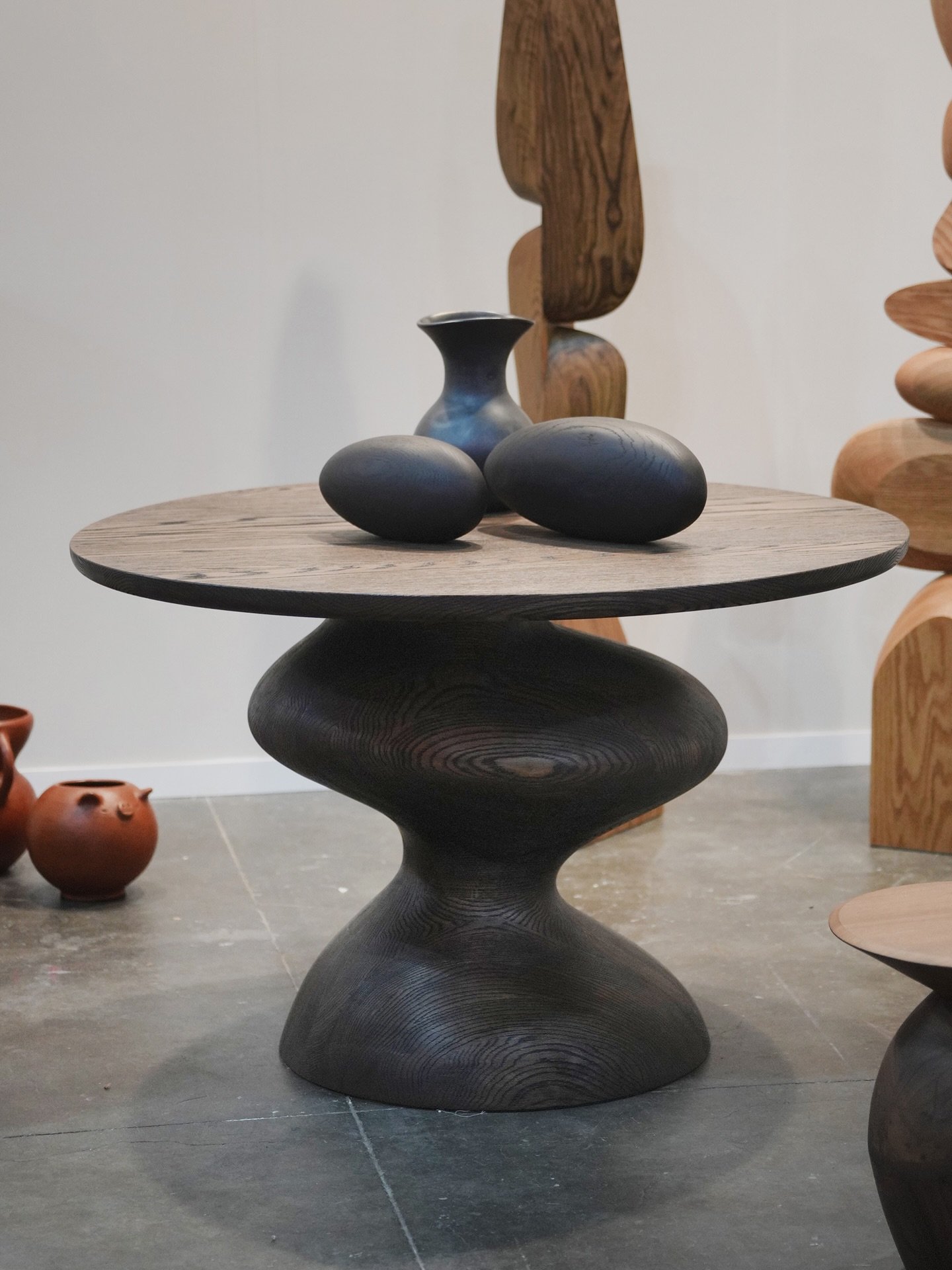 Wood grain picks its own intensity.

#diningtable #tabledesign #consoletable #entrytable