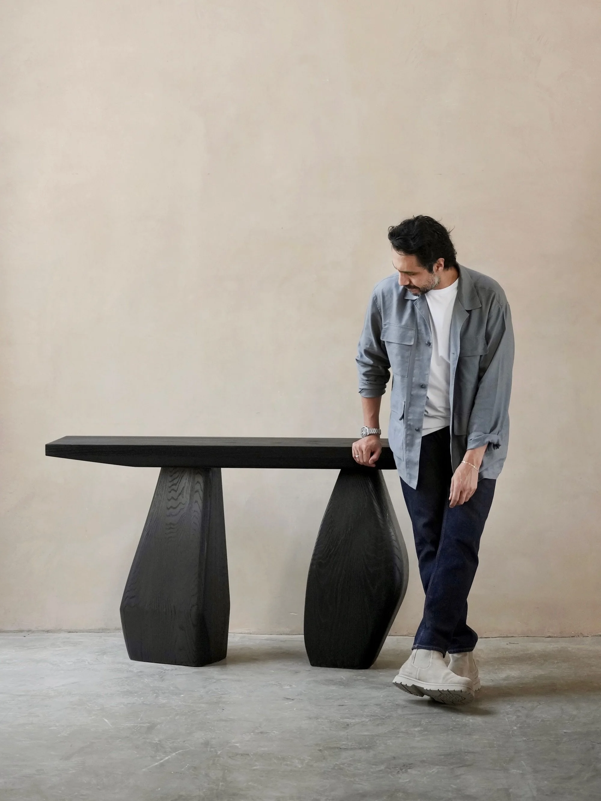 There is something about faceted lines, roasted tones, and black heat.

#furniture #consoletable #interiordesign