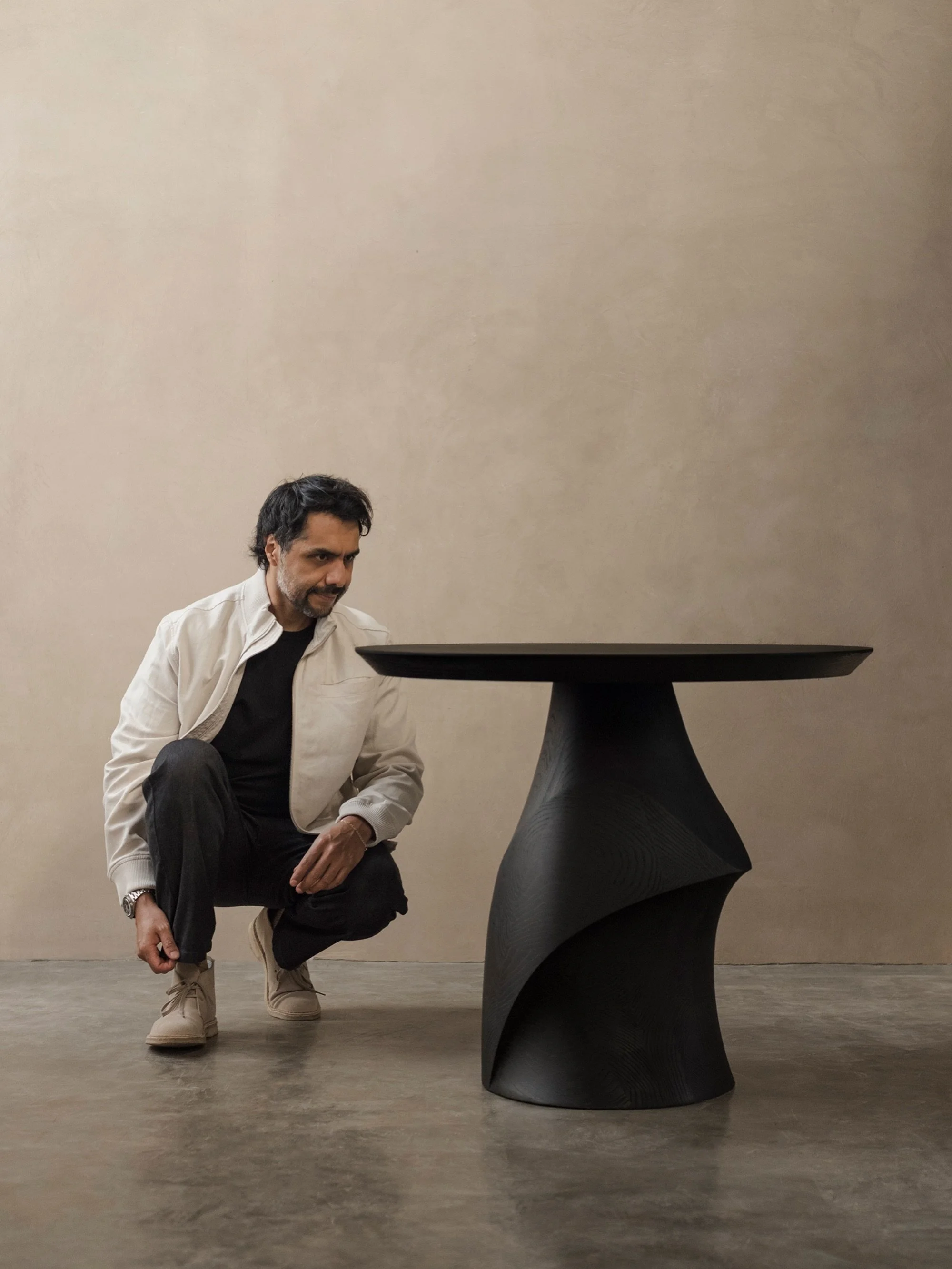 Black, irregular, unexpected table.

📷 @perlatameza 
#furniture #table