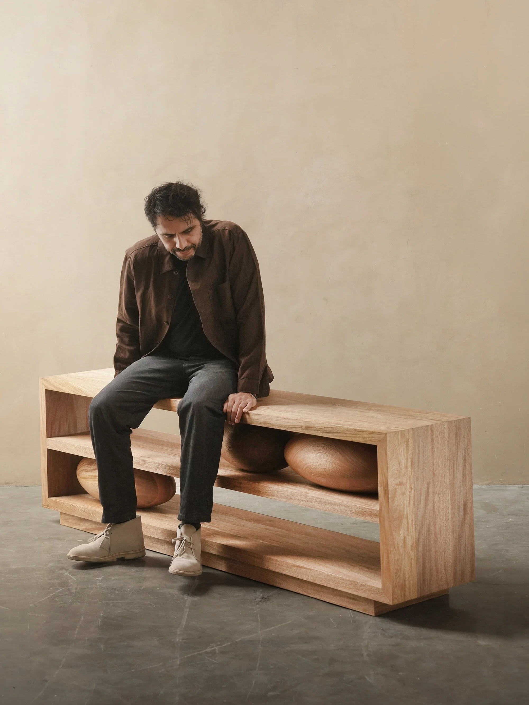 A corner can still feel kind

#consoletable #furniture #interiorsesign